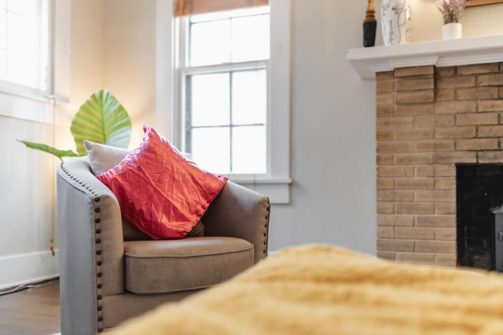 Victorian Getaway- Close To Downtown & Airport, Sleeps 5 *