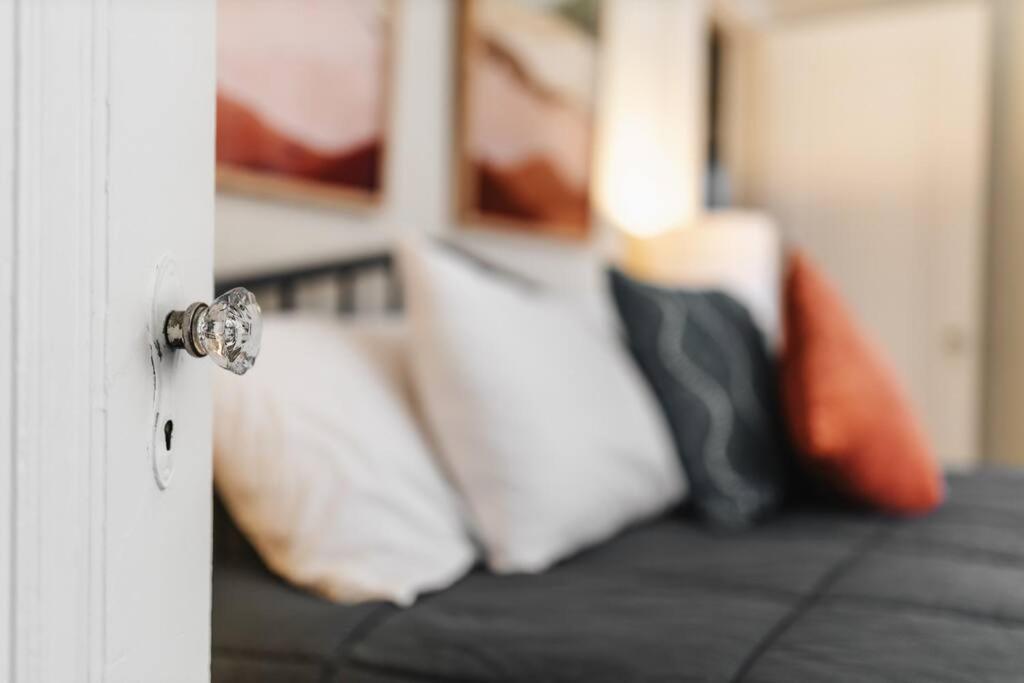 Victorian Getaway- Close To Downtown & Airport, Sleeps 5 *