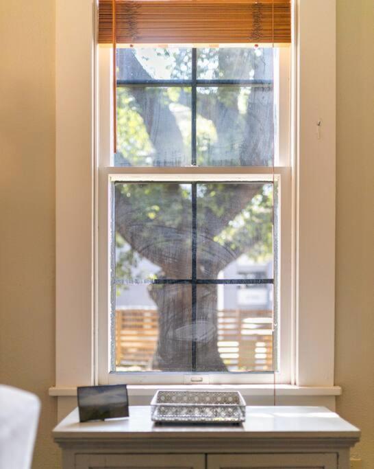 Victorian Getaway- Close To Downtown & Airport, Sleeps 5 Austin