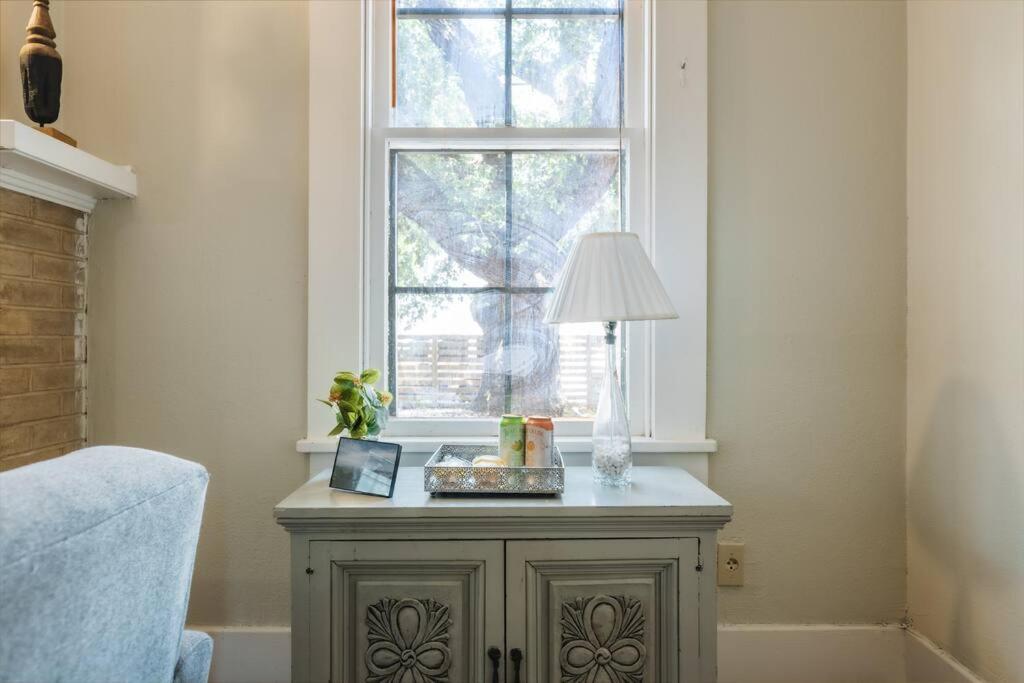 Victorian Getaway- Close To Downtown & Airport, Sleeps 5 Holiday home *