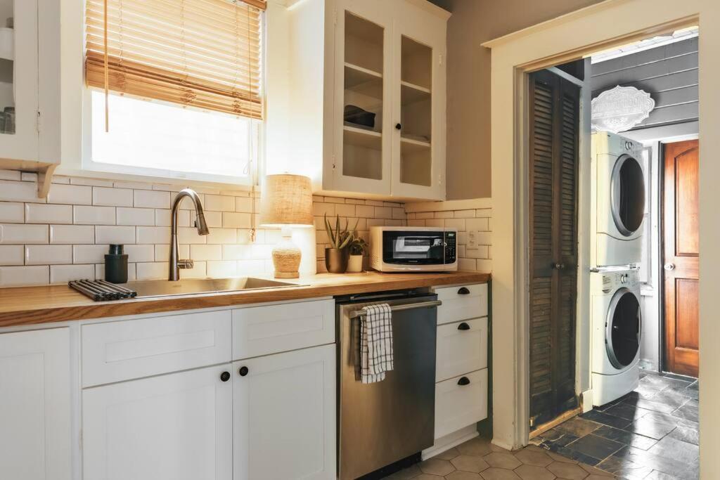 Victorian Getaway- Close To Downtown & Airport, Sleeps 5 Holiday home Austin