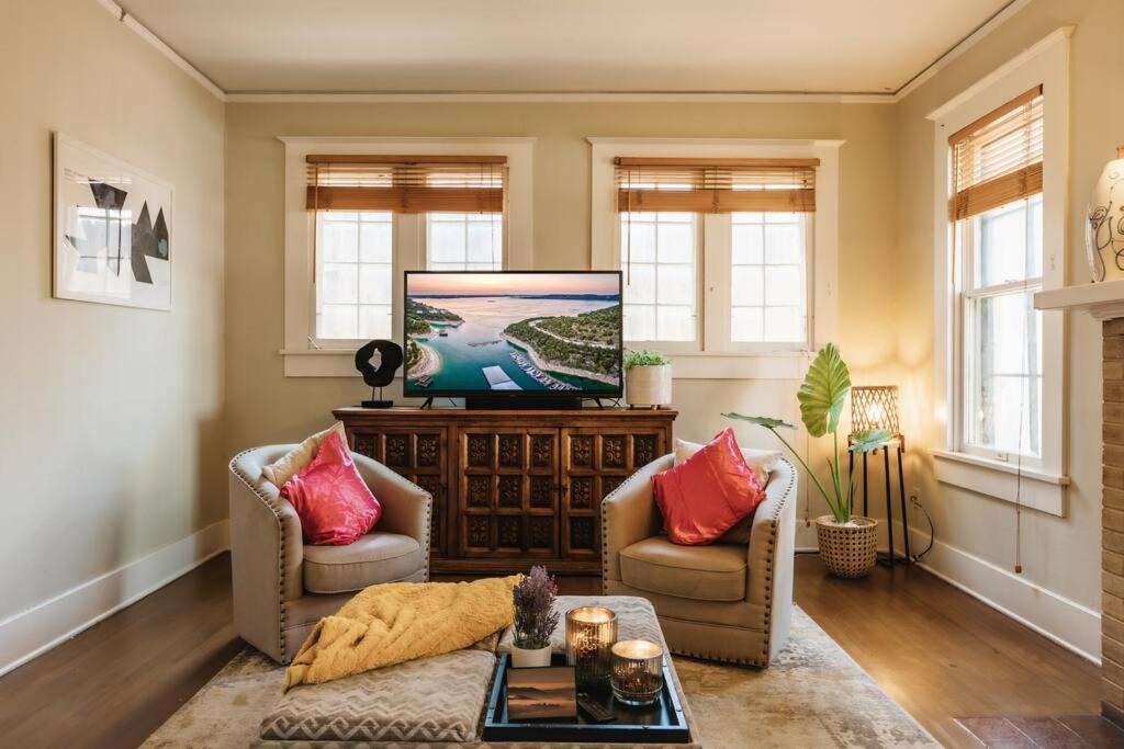 Victorian Getaway- Close To Downtown & Airport, Sleeps 5 *
