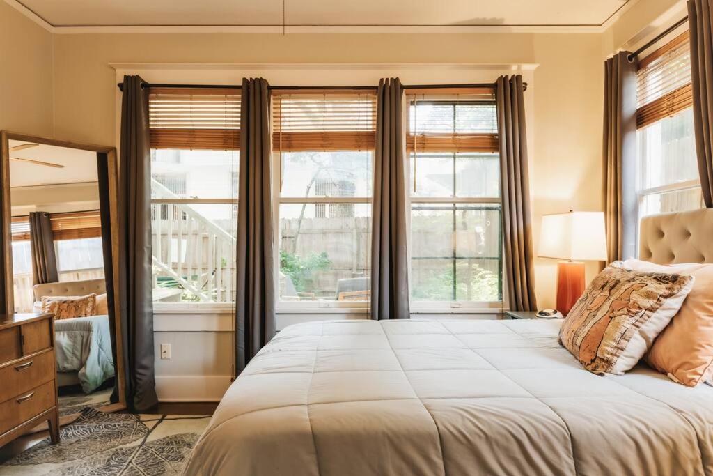 Victorian Getaway- Close To Downtown & Airport, Sleeps 5 Holiday home *