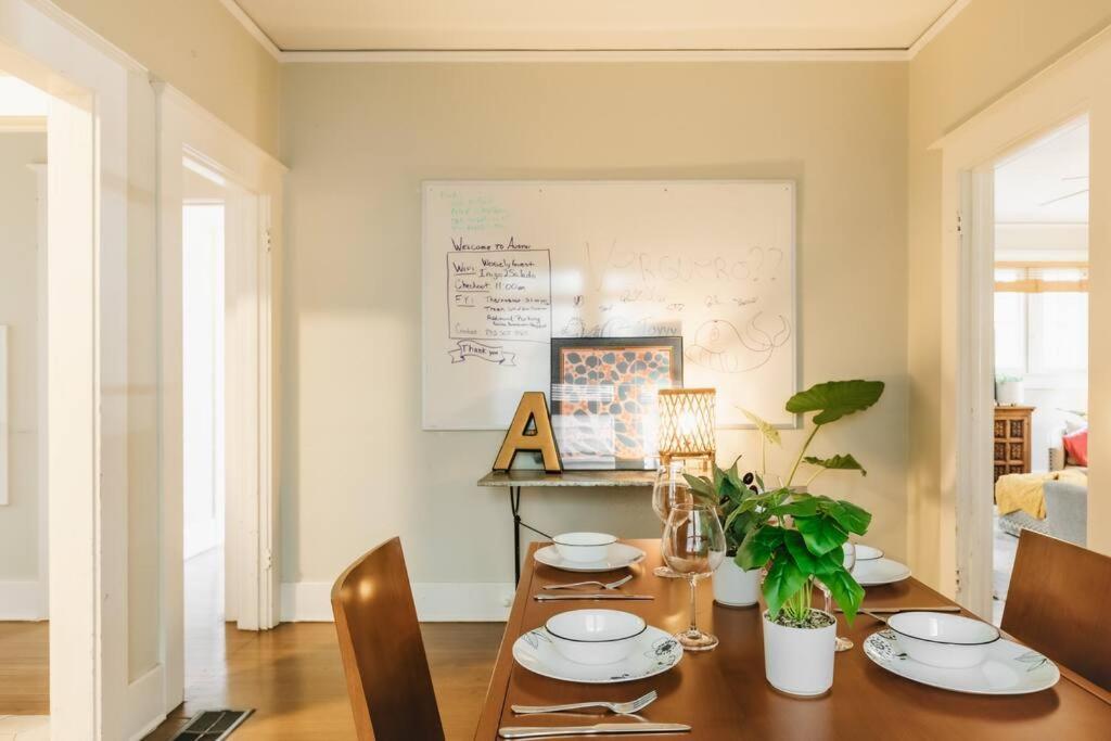 Victorian Getaway- Close To Downtown & Airport, Sleeps 5 *