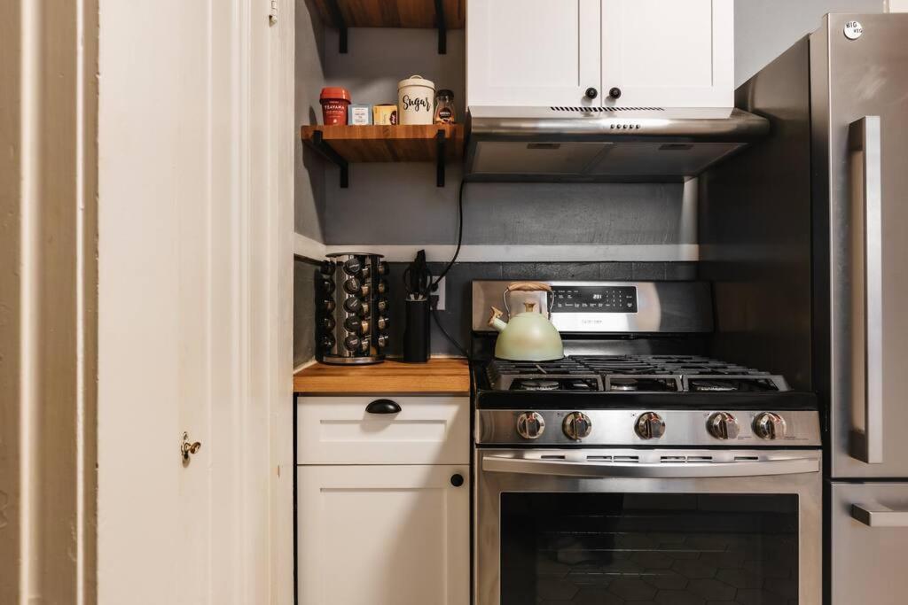 Holiday home Victorian Getaway- Close To Downtown & Airport, Sleeps 5 *