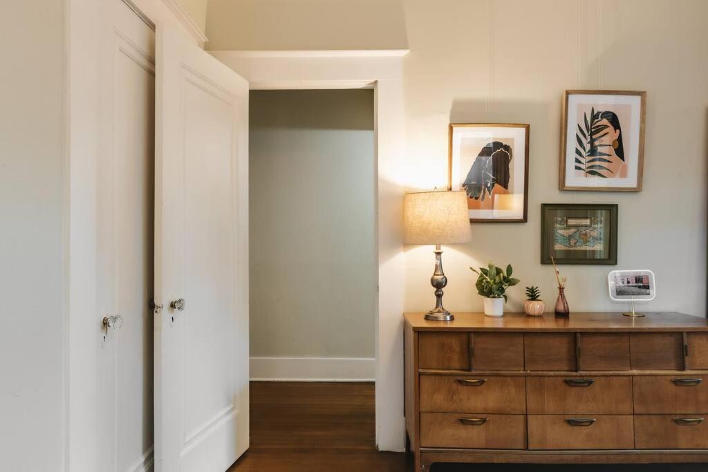 Victorian Getaway- Close To Downtown & Airport, Sleeps 5 Holiday home Austin