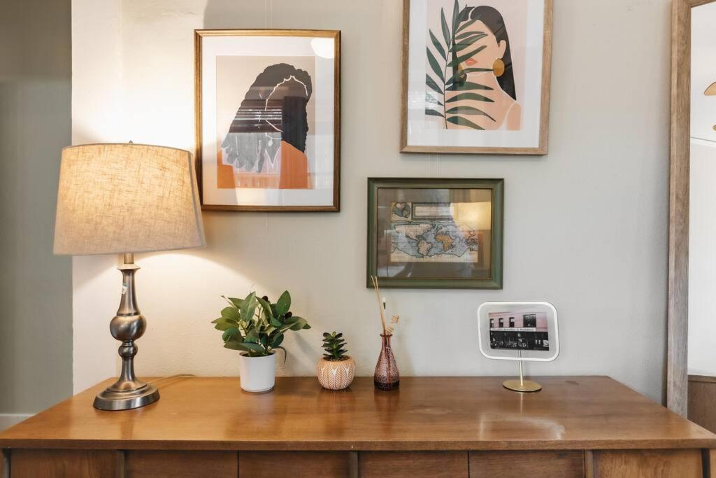 Holiday home Victorian Getaway- Close To Downtown & Airport, Sleeps 5
