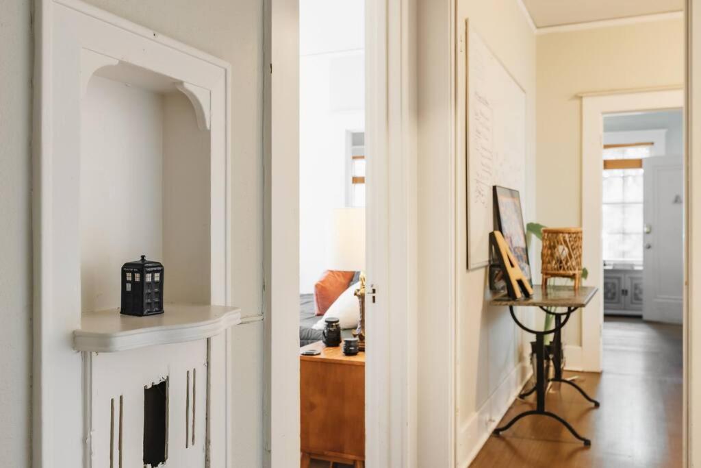 Victorian Getaway- Close To Downtown & Airport, Sleeps 5 *