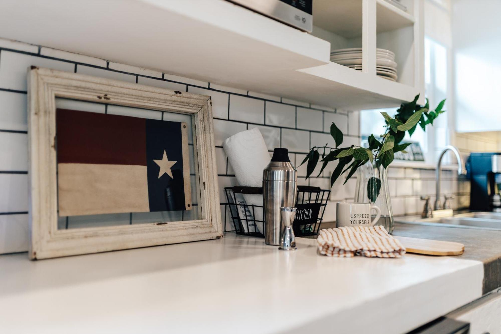 Relax By The Pool, Gather In Yard, Walk To 6Th St & Dtwn'S Top Eateries Holiday home