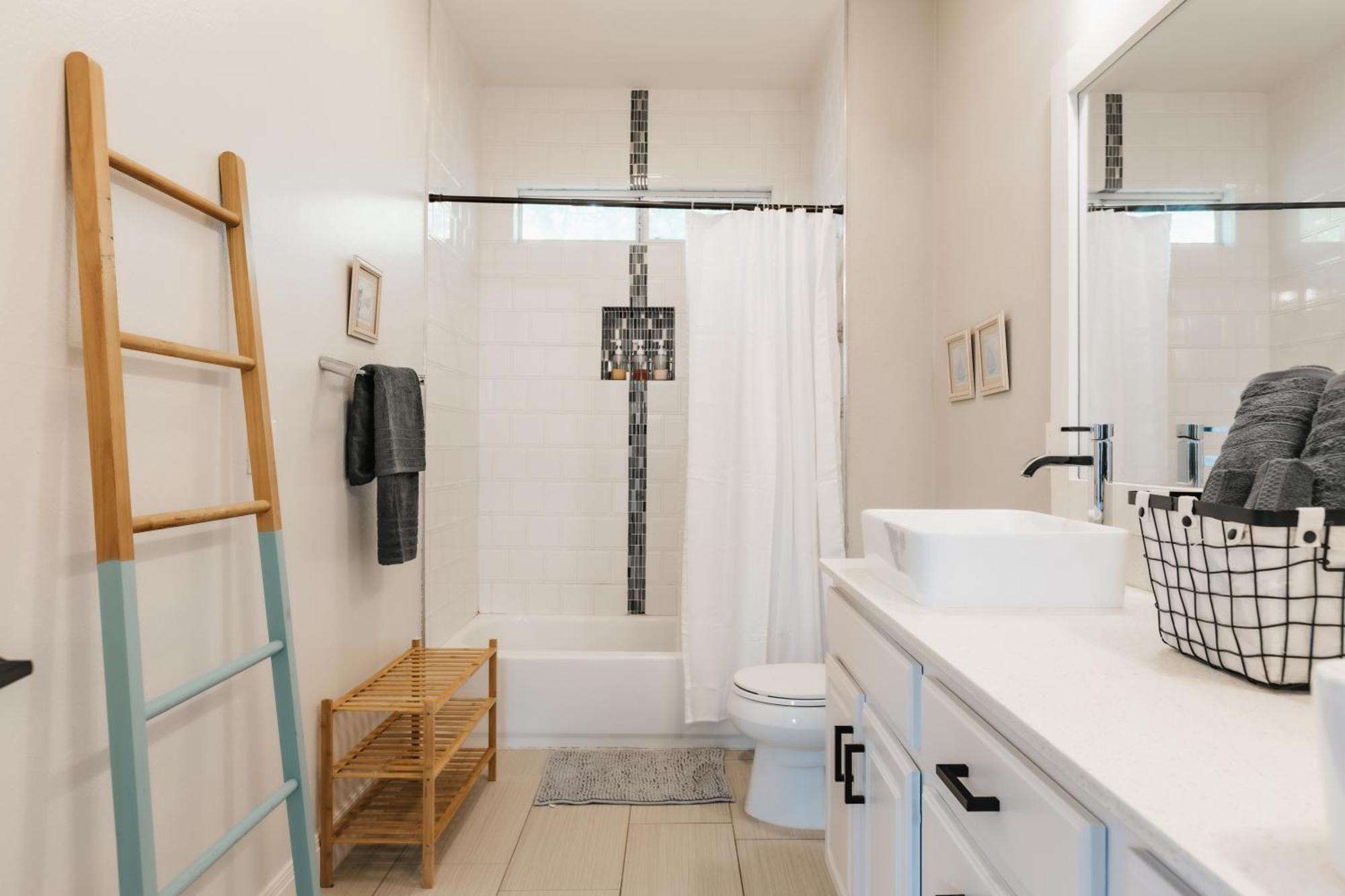Stylish Downtown Escape, Walk To Brewery -Pool & Relaxation Holiday home