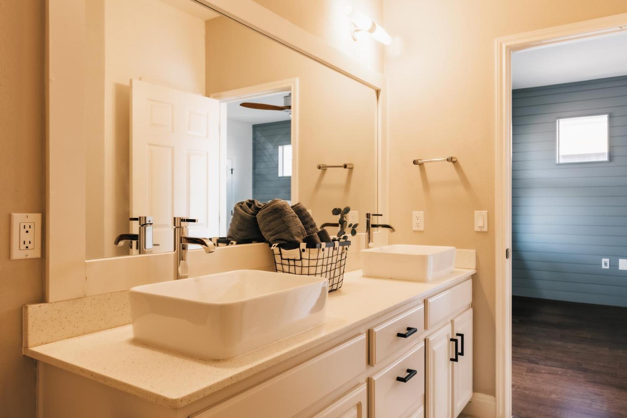 Stylish Downtown Escape, Walk To Brewery -Pool & Relaxation Holiday home Austin