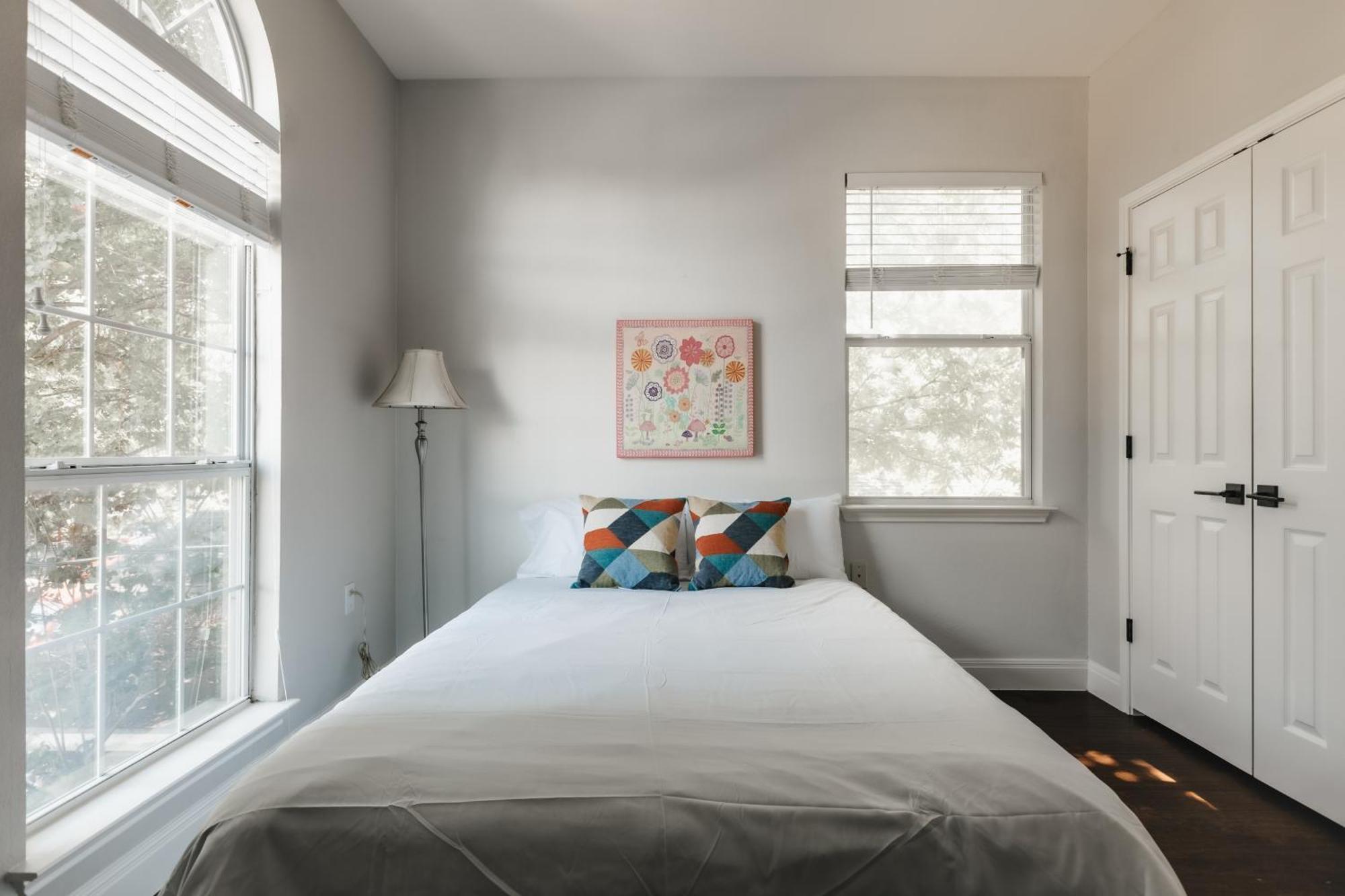 Stylish Downtown Escape, Walk To Brewery -Pool & Relaxation Holiday home *