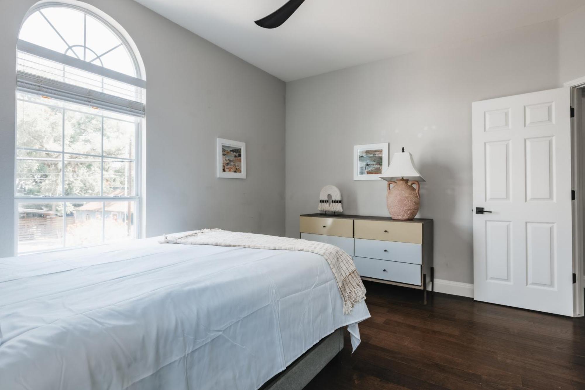 Stylish Downtown Escape, Walk To Brewery -Pool & Relaxation