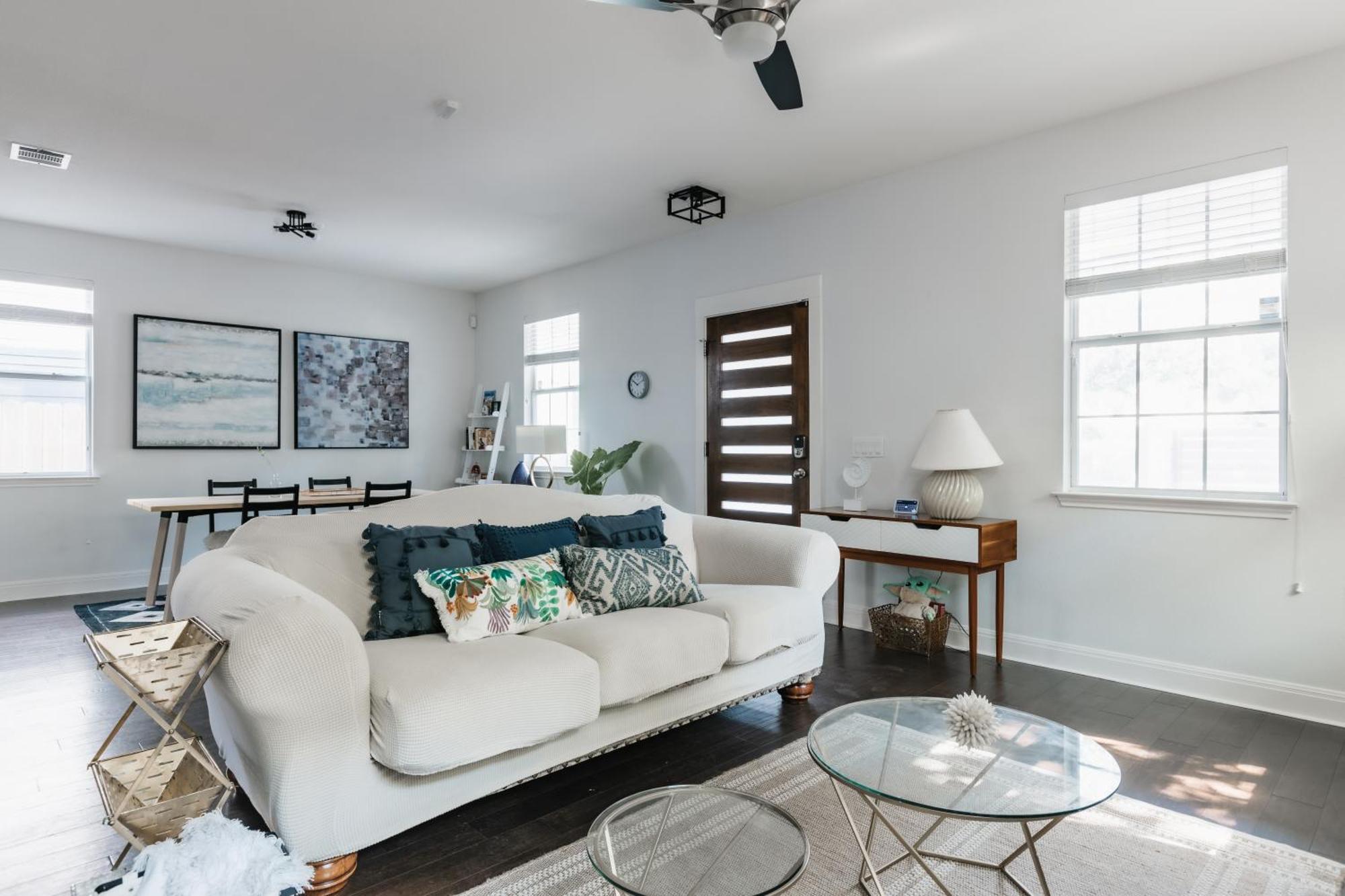 Stylish Downtown Escape, Walk To Brewery -Pool & Relaxation Holiday home *