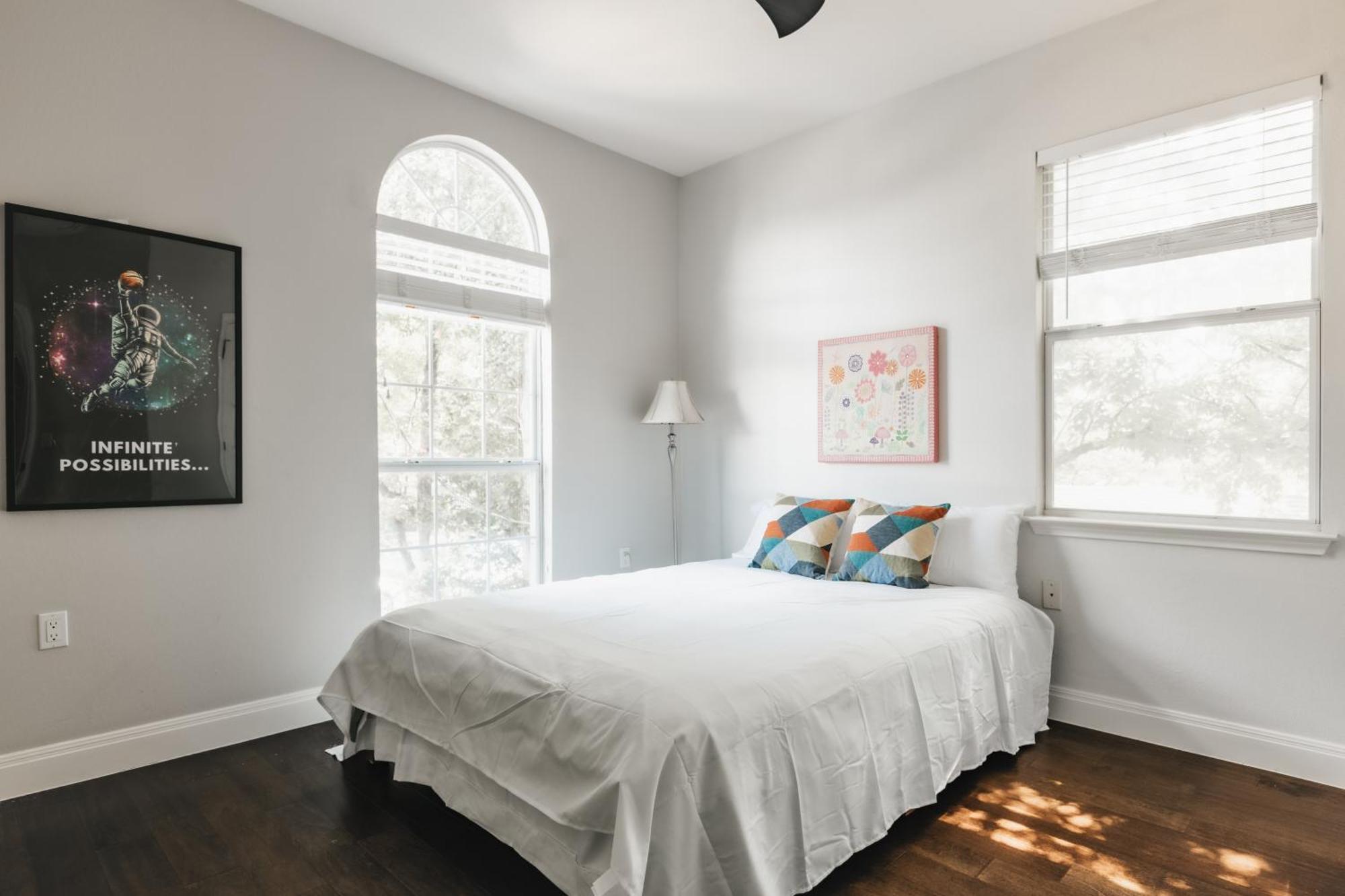 Stylish Downtown Escape, Walk To Brewery -Pool & Relaxation