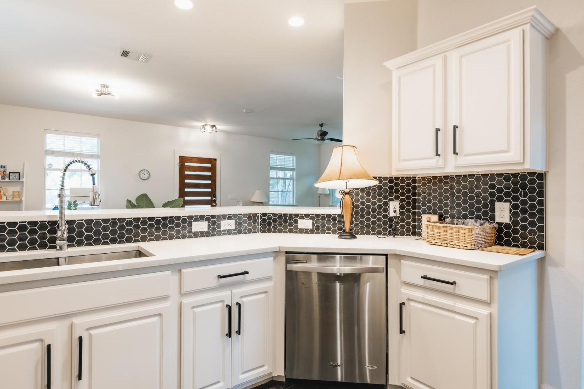 Stylish Downtown Escape, Walk To Brewery -Pool & Relaxation Holiday home