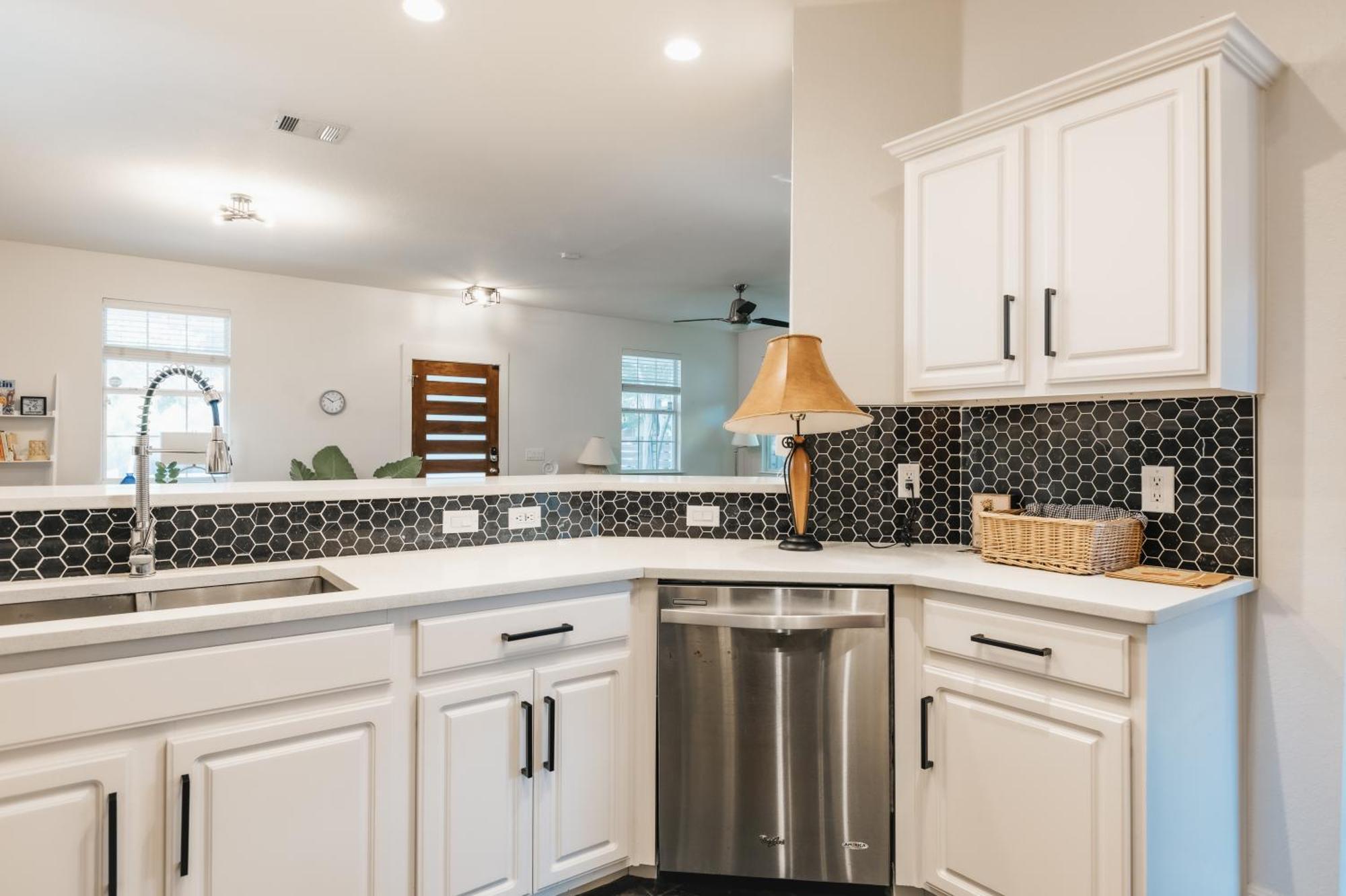 Stylish Downtown Escape, Walk To Brewery -Pool & Relaxation Holiday home