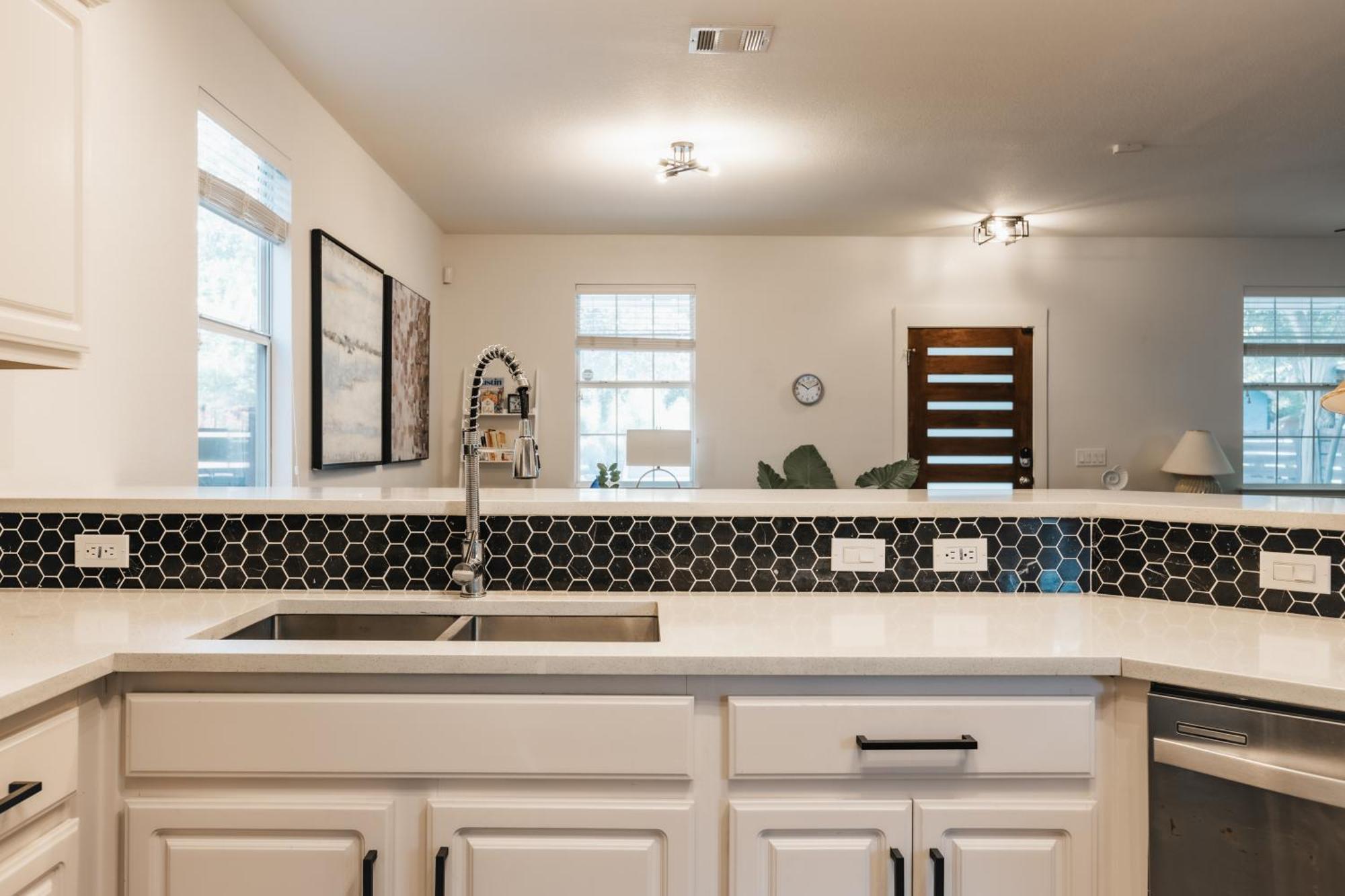 Stylish Downtown Escape, Walk To Brewery -Pool & Relaxation *