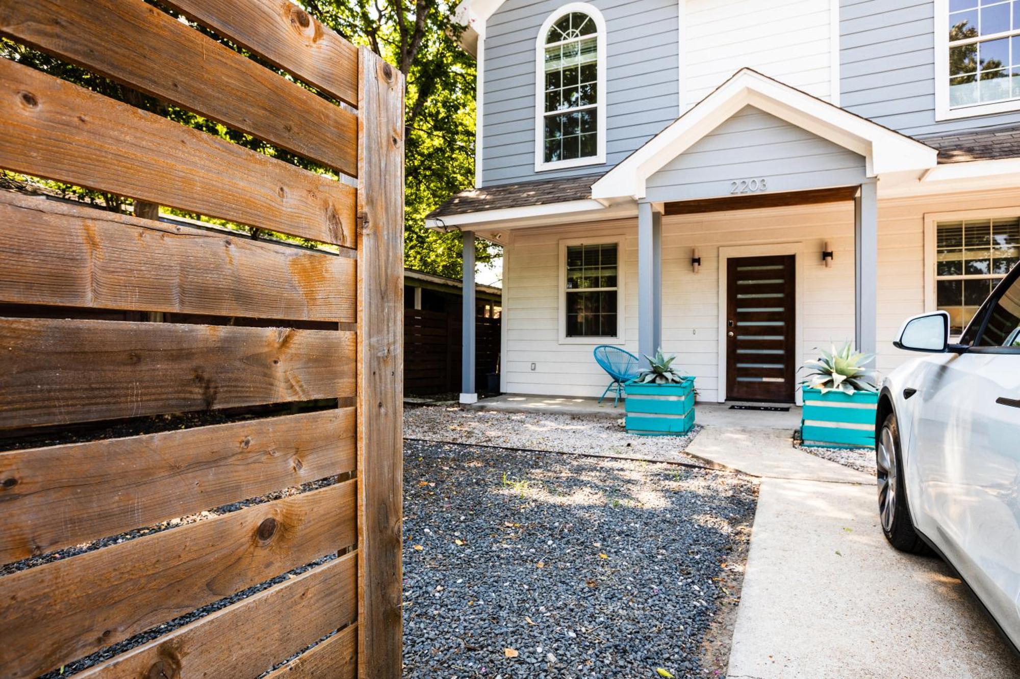 Stylish Downtown Escape, Walk To Brewery -Pool & Relaxation * Austin