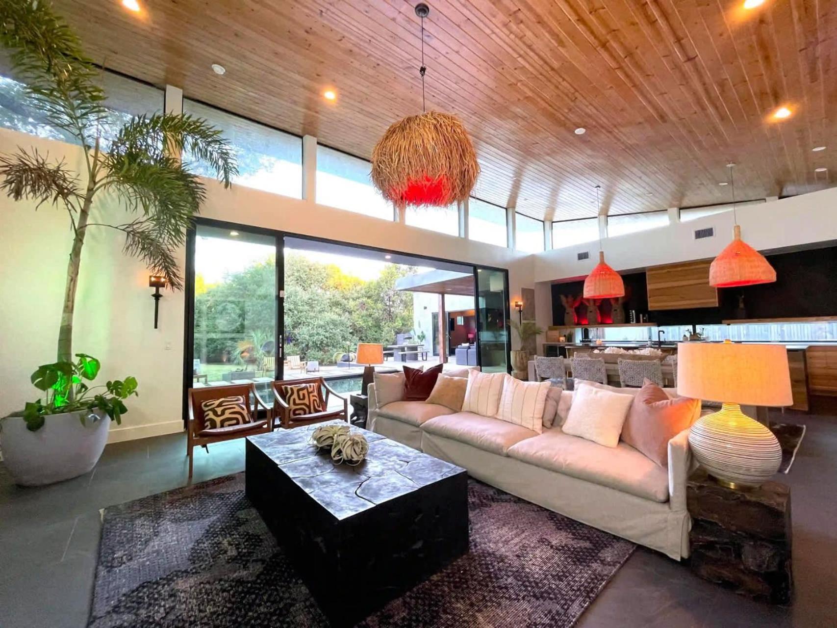 Eastside Mansion With Pool - Rainey St - 7 Min Drive Holiday home