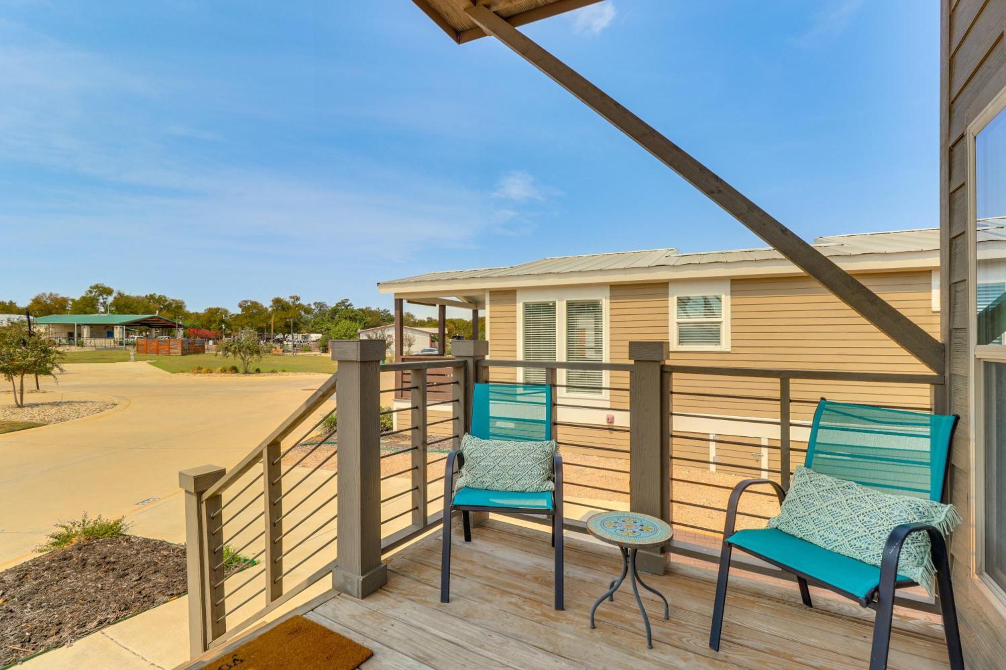 Tiny With Pool Access, 8 Mi To Downtown Austin! Holiday home Austin