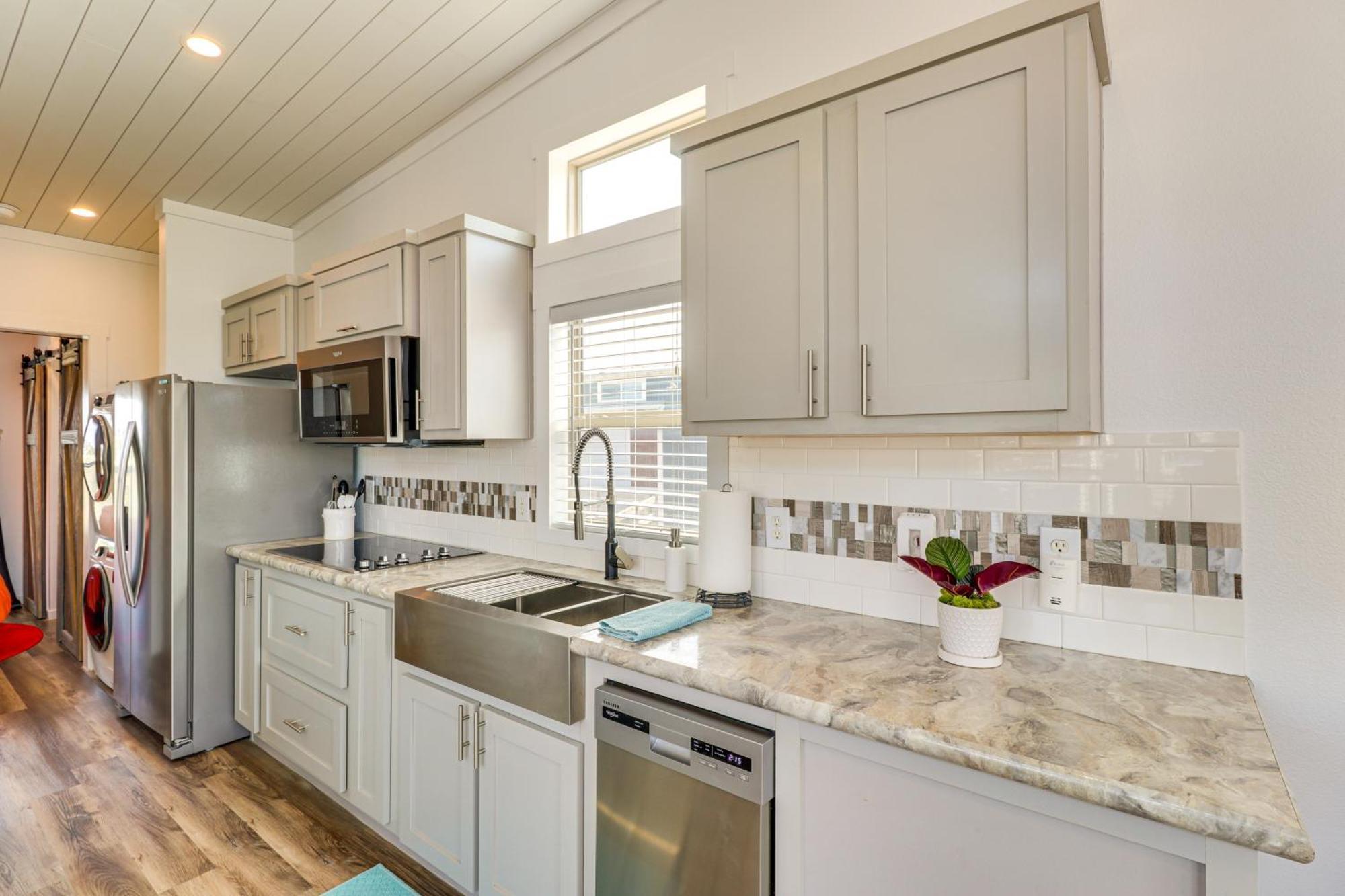 Tiny With Pool Access, 8 Mi To Downtown Austin! *