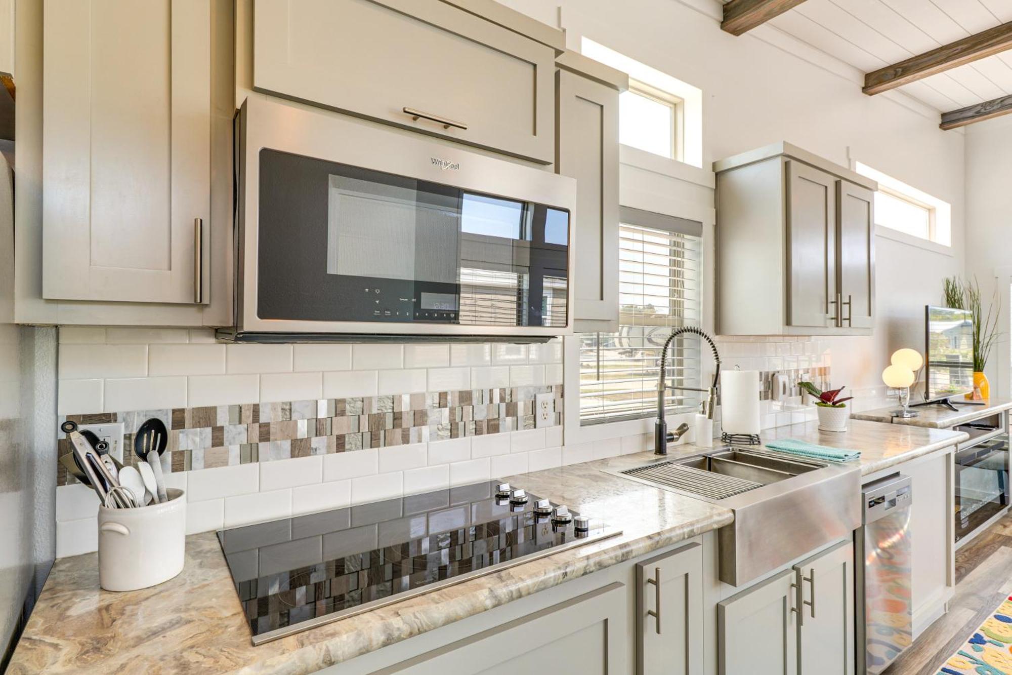 Tiny With Pool Access, 8 Mi To Downtown Austin!