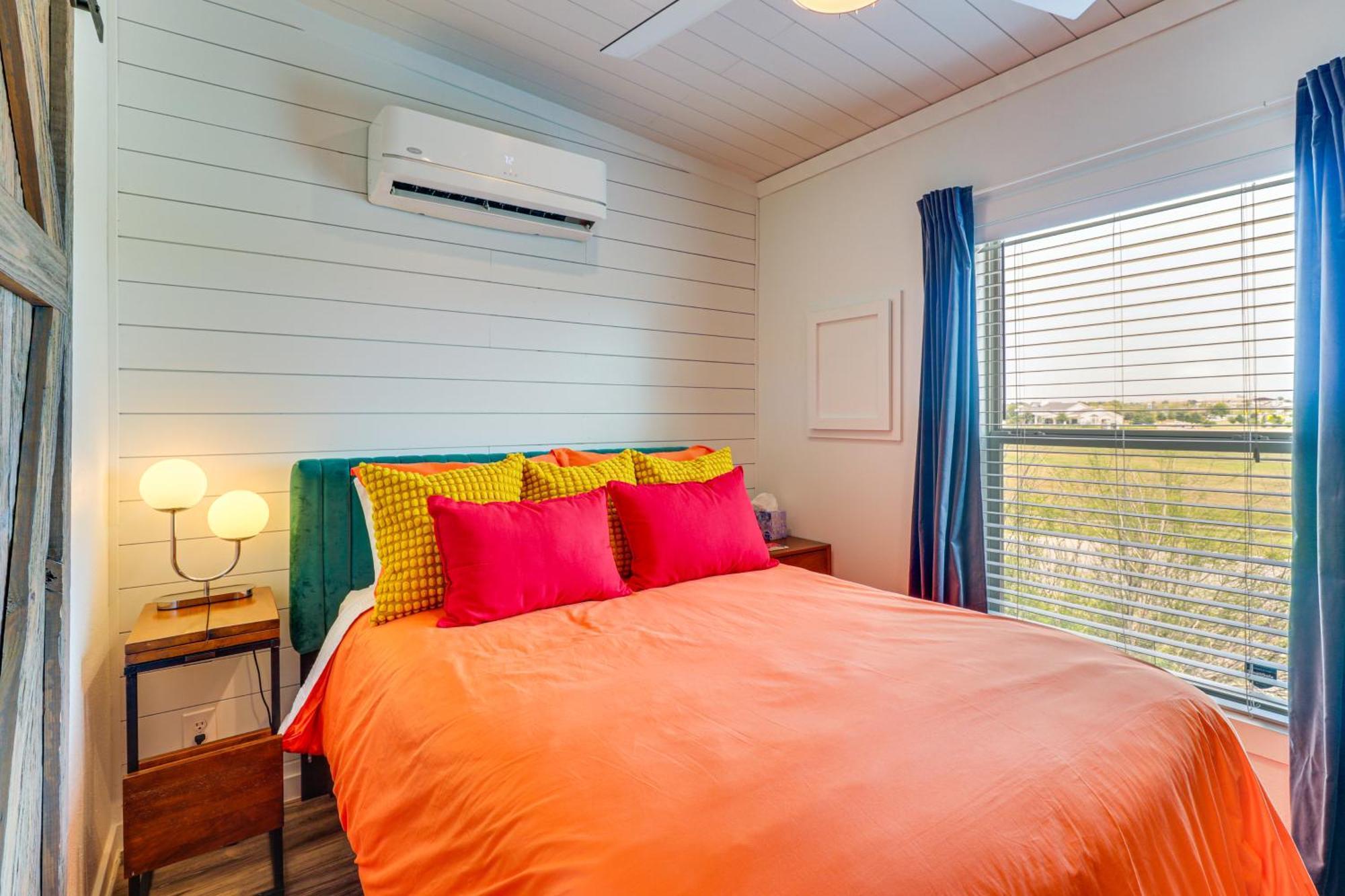 Tiny With Pool Access, 8 Mi To Downtown Austin! Holiday home