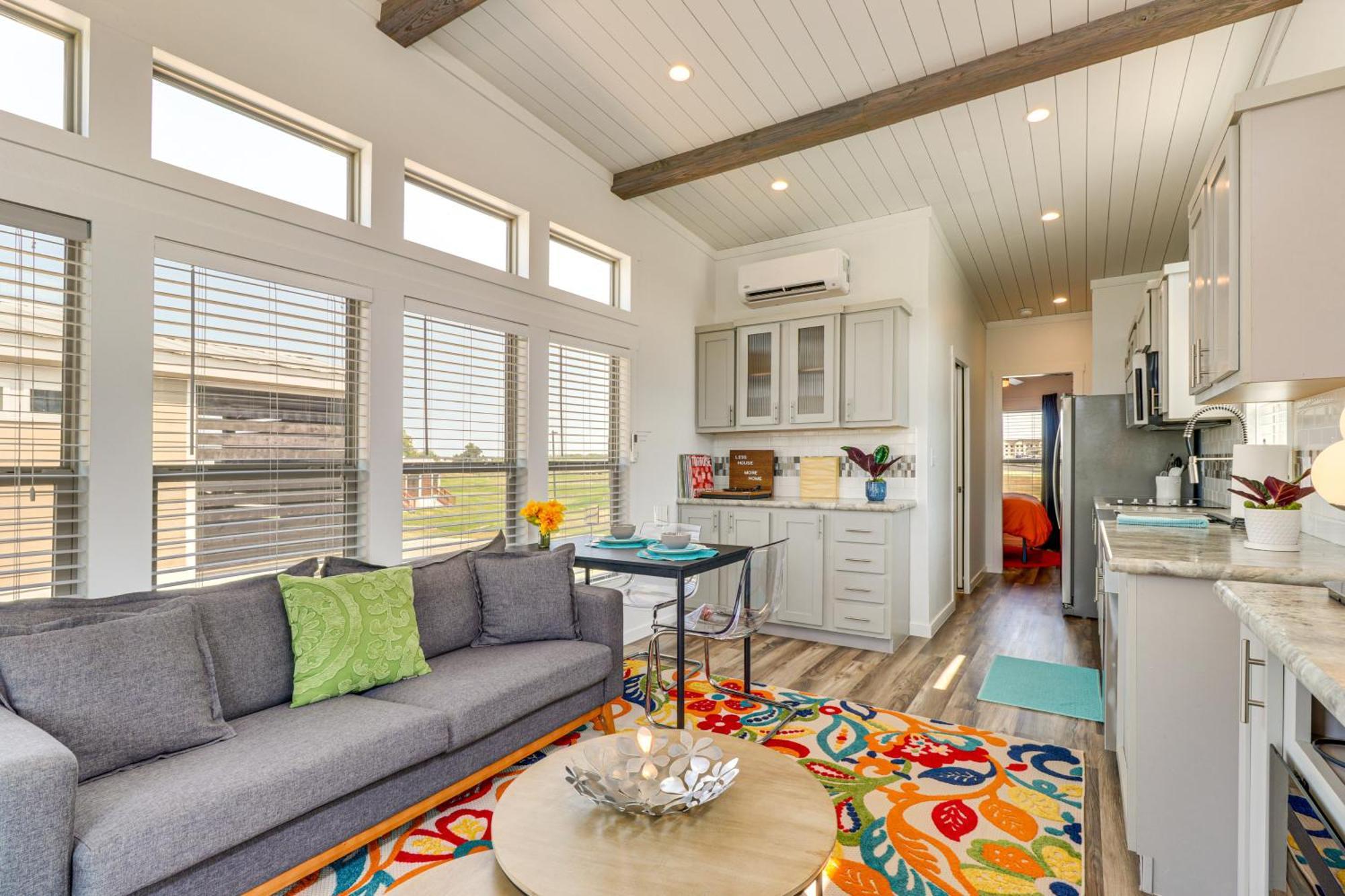 Tiny With Pool Access, 8 Mi To Downtown Austin! Holiday home Austin