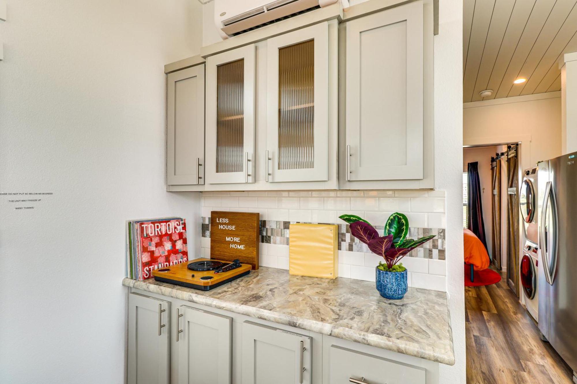 Tiny With Pool Access, 8 Mi To Downtown Austin! Austin