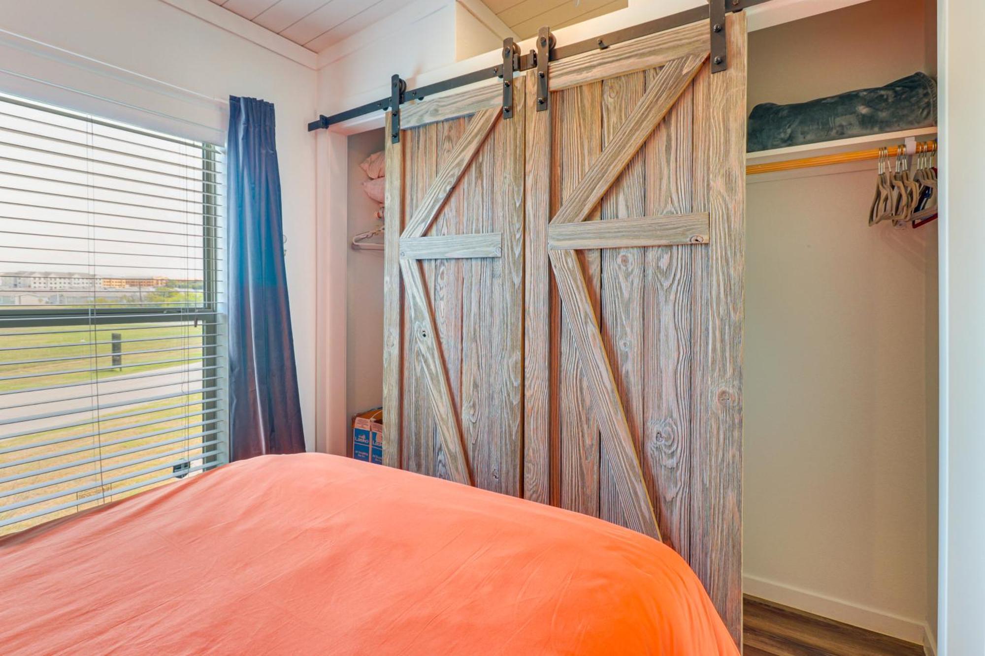 Tiny With Pool Access, 8 Mi To Downtown Austin!