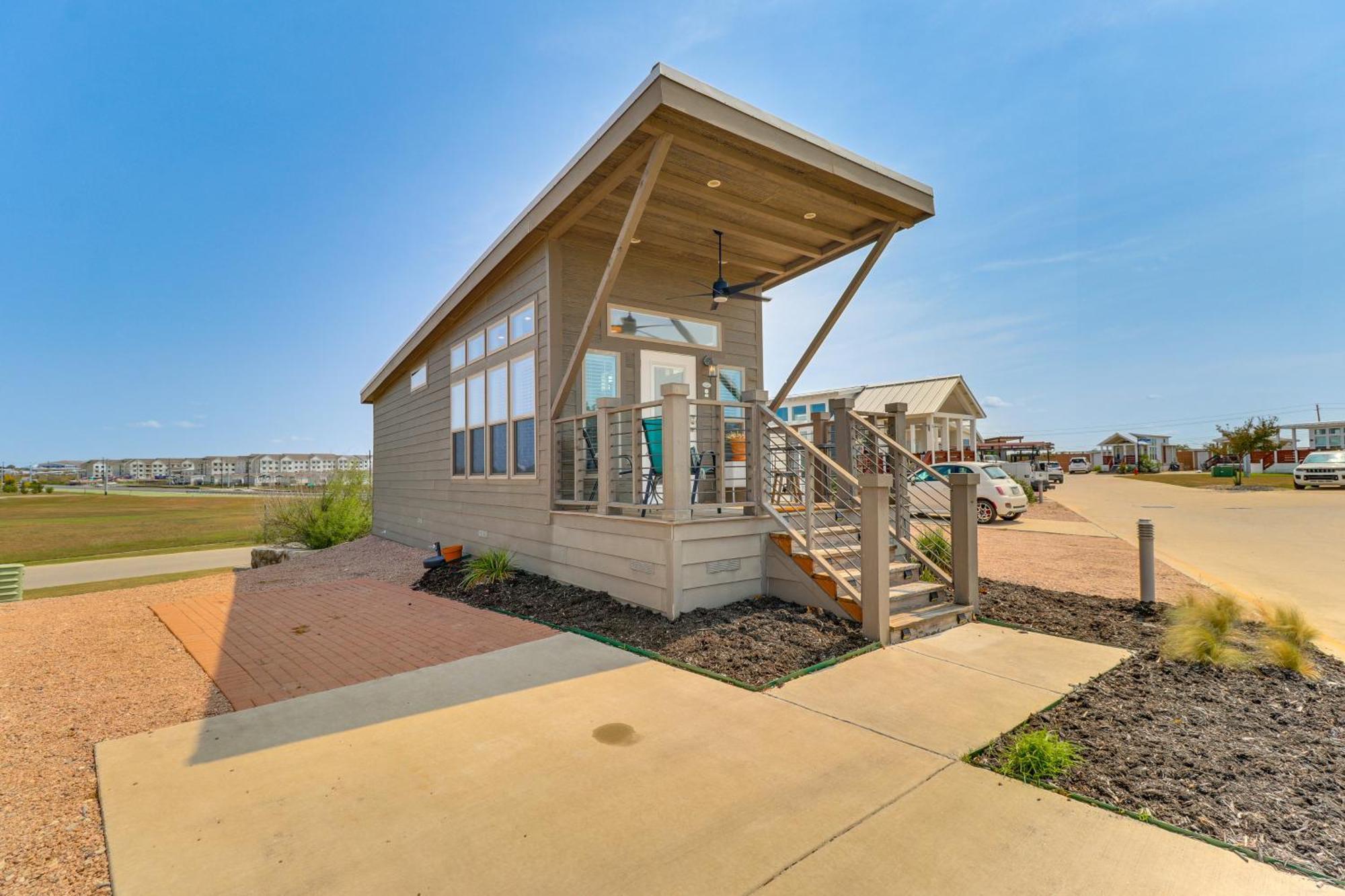 Tiny With Pool Access, 8 Mi To Downtown Austin! Holiday home