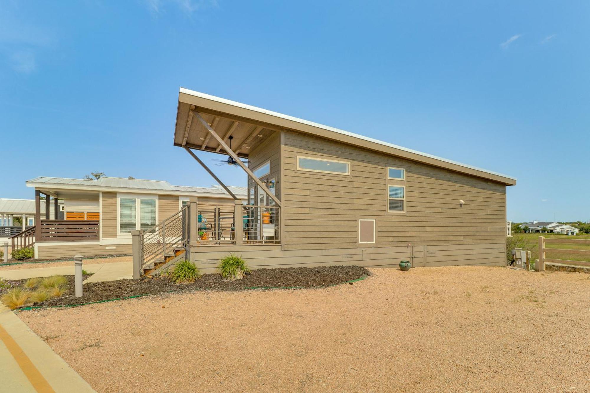 Holiday home Tiny With Pool Access, 8 Mi To Downtown Austin!