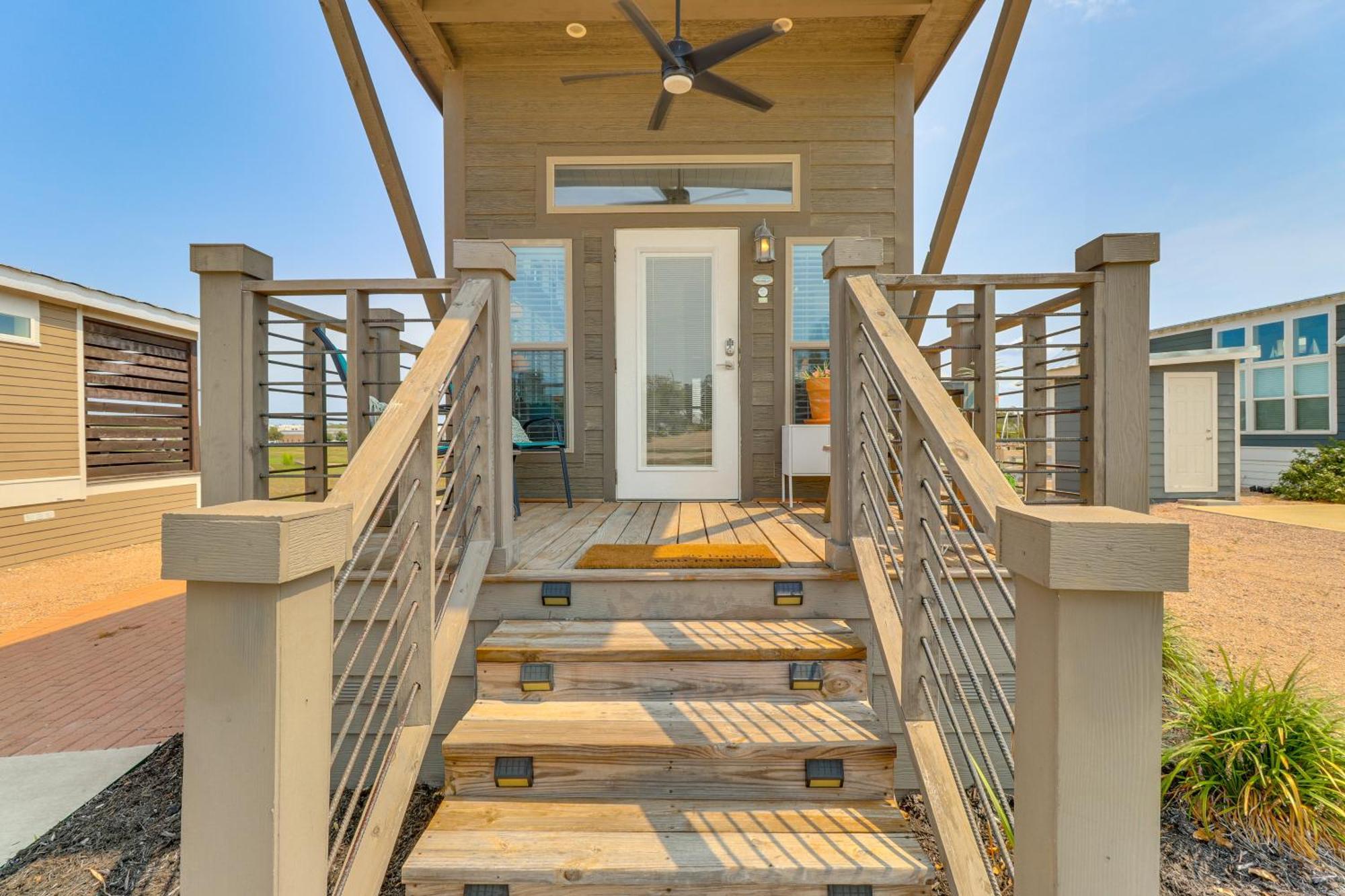 Tiny With Pool Access, 8 Mi To Downtown Austin! Holiday home *