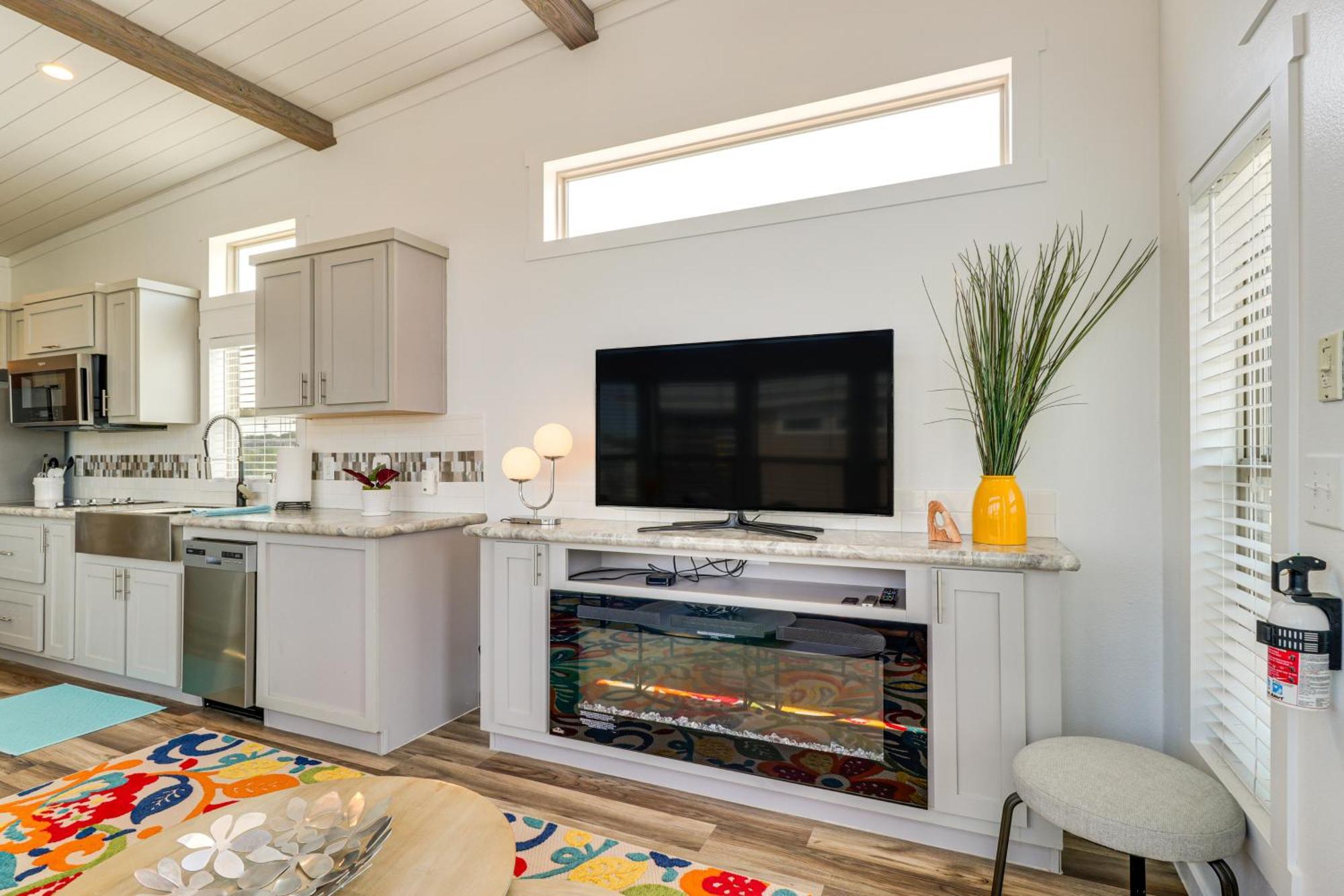 Tiny With Pool Access, 8 Mi To Downtown Austin! *