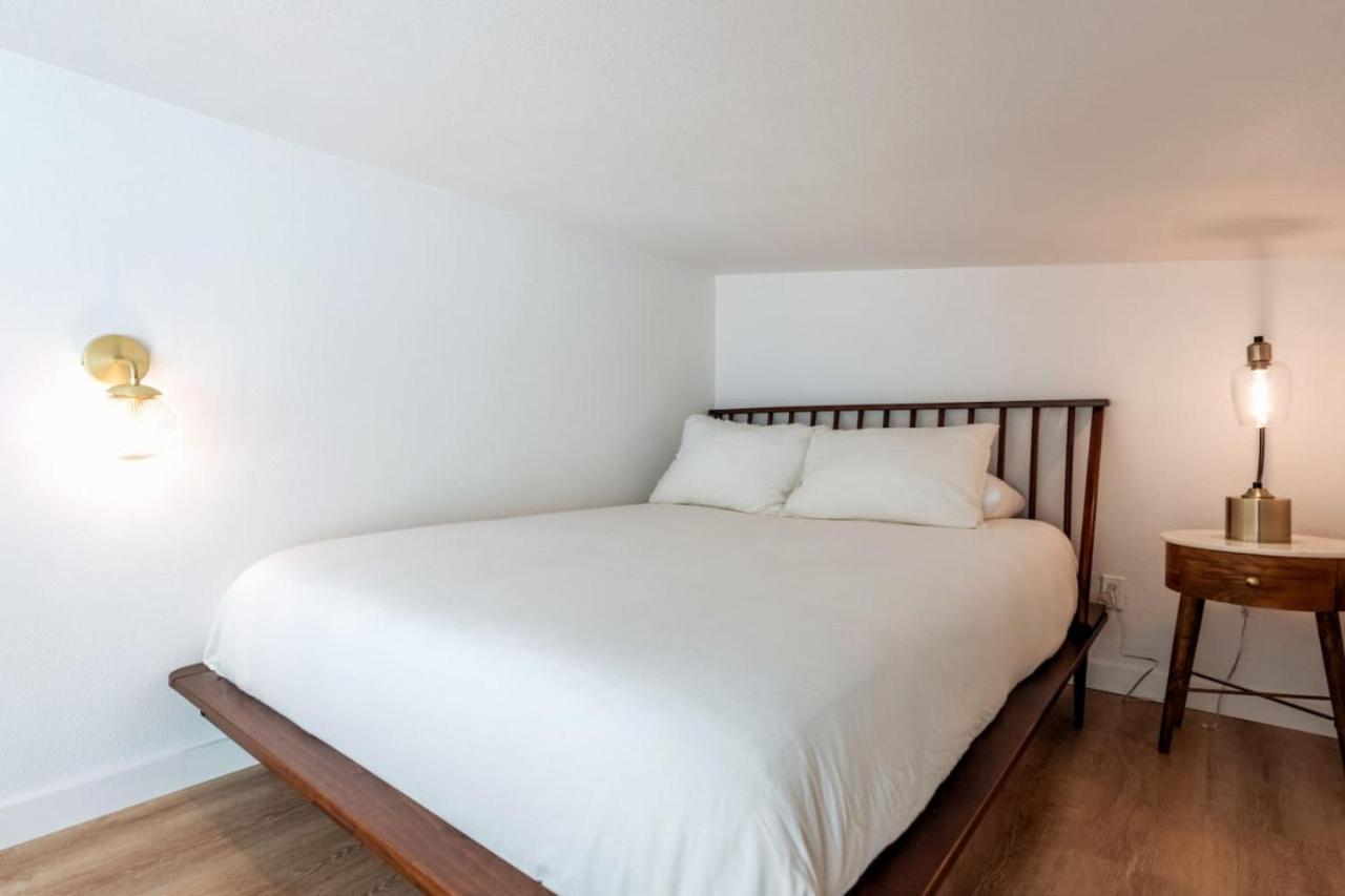 Cozy And Bright Mid-century Gem In Eastside Action Apartment