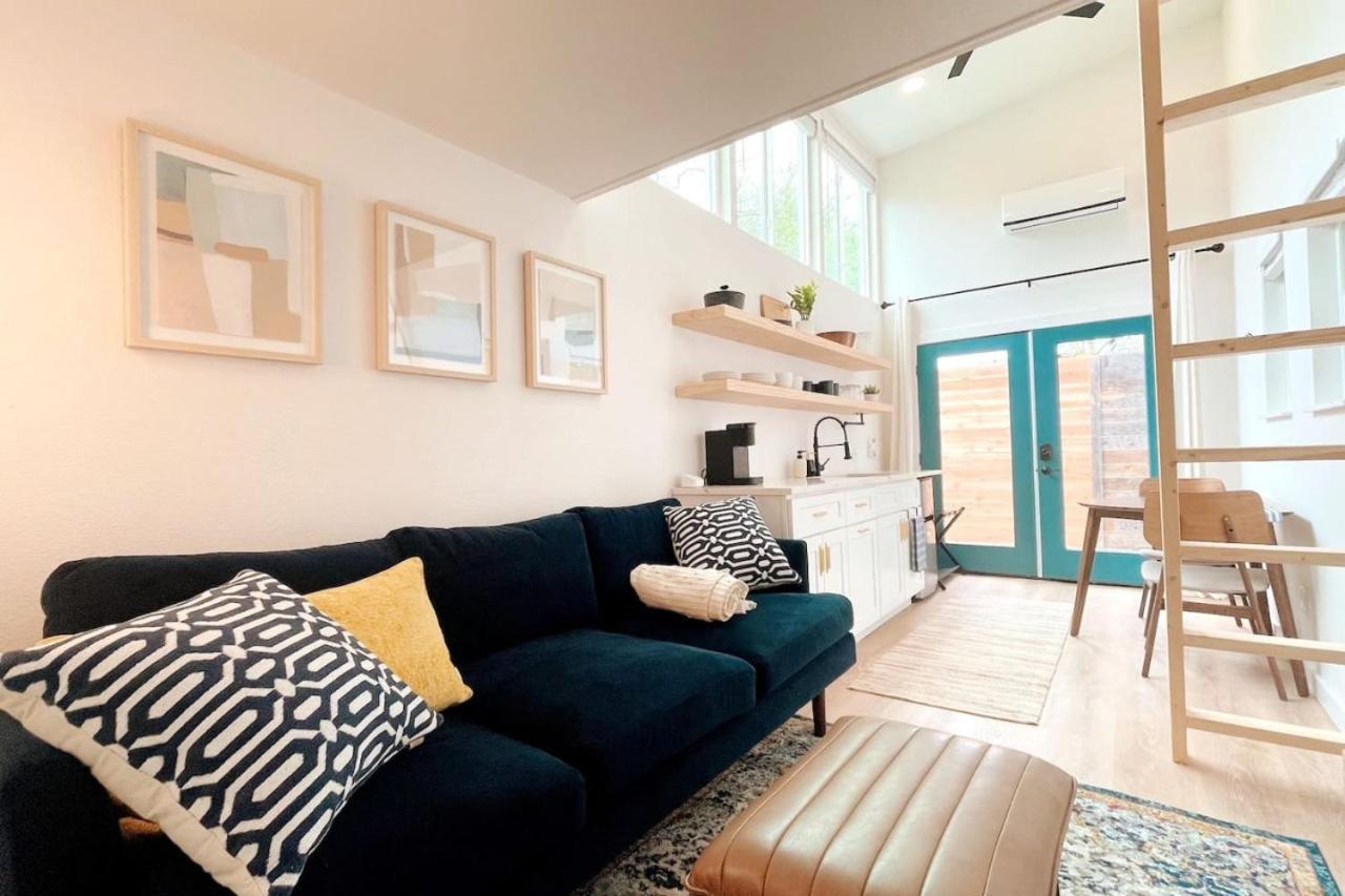 Cozy And Bright Mid-century Gem In Eastside Action Apartment