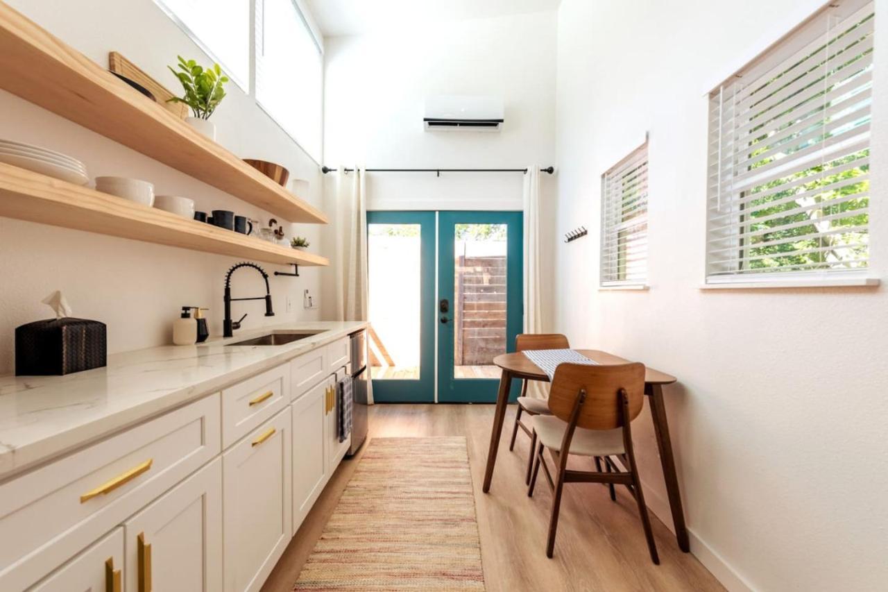 Cozy And Bright Mid-century Gem In Eastside Action Apartment