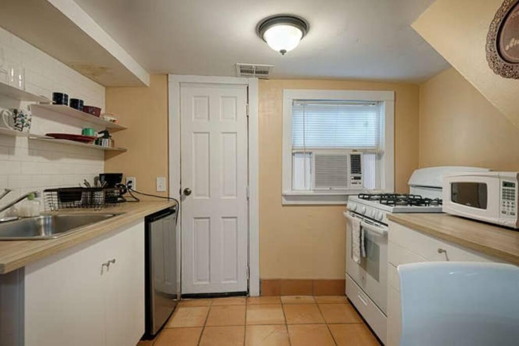 Centrally Located Cozy Tiny Loft, Near Acl, Sxsw, Zilker, 6th Street Apartment *