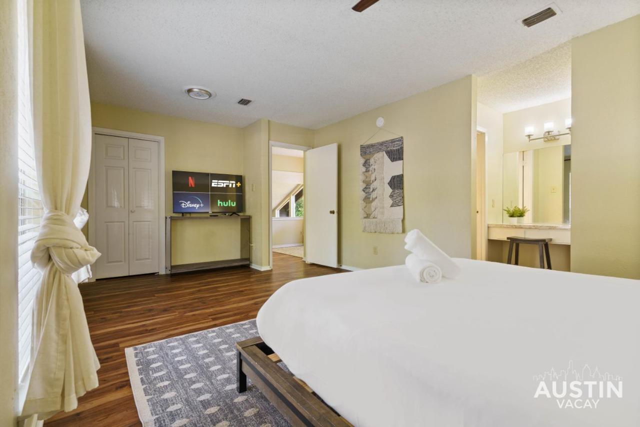 Spacious Atx With Private Deck And Essentials *