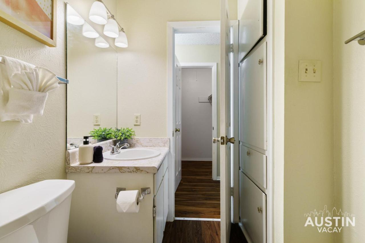 Spacious Atx With Private Deck And Essentials