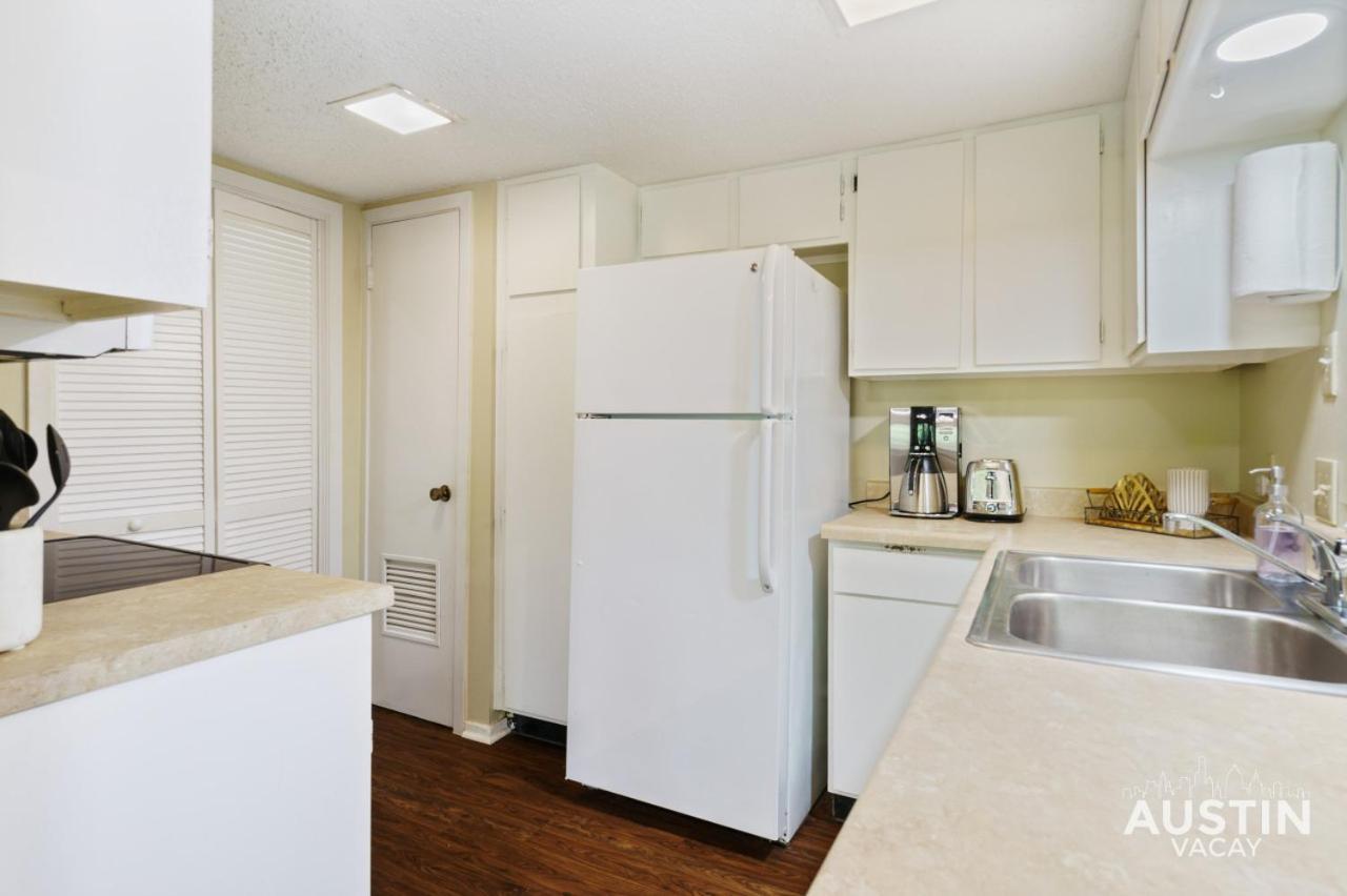 Spacious Atx With Private Deck And Essentials Apartment *