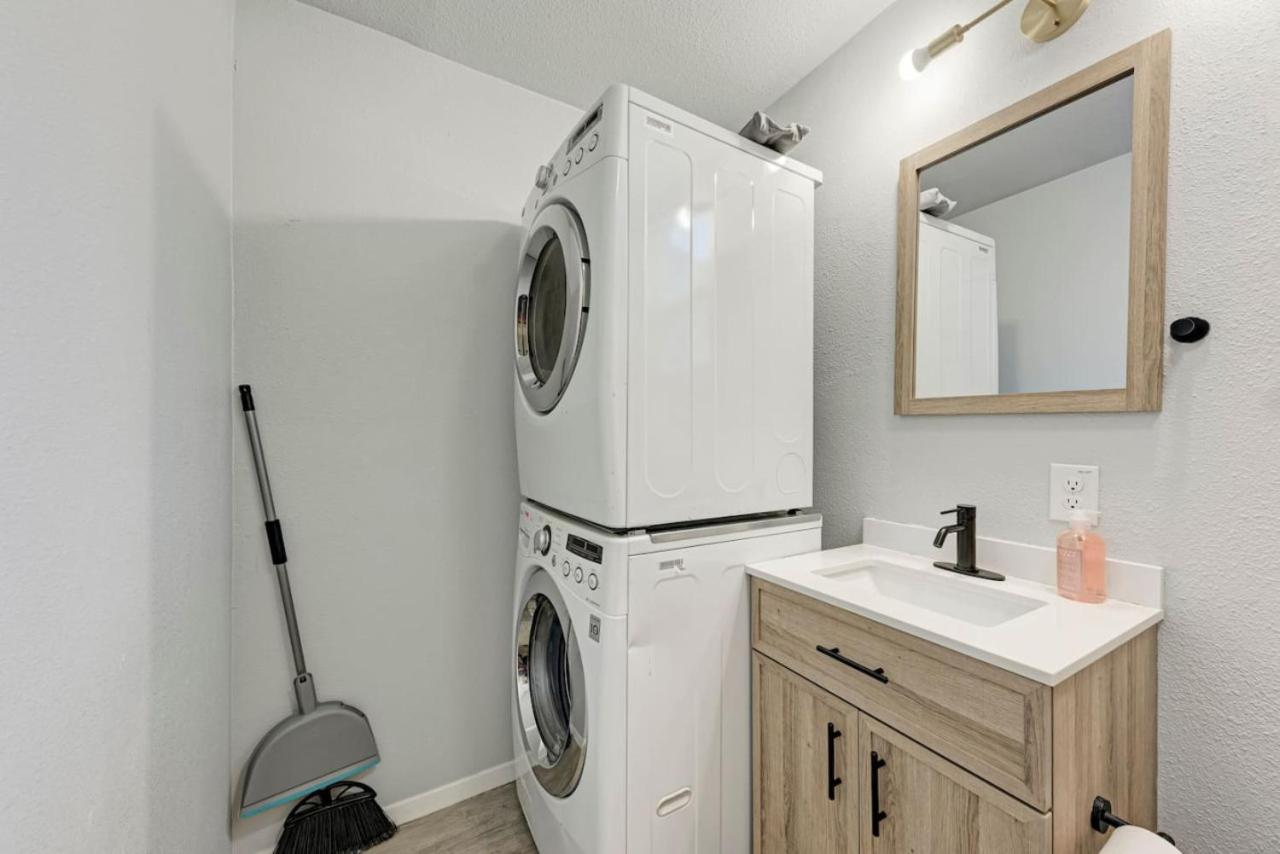 Cozy Modernized - Minutes To Downtown-aus Holiday home