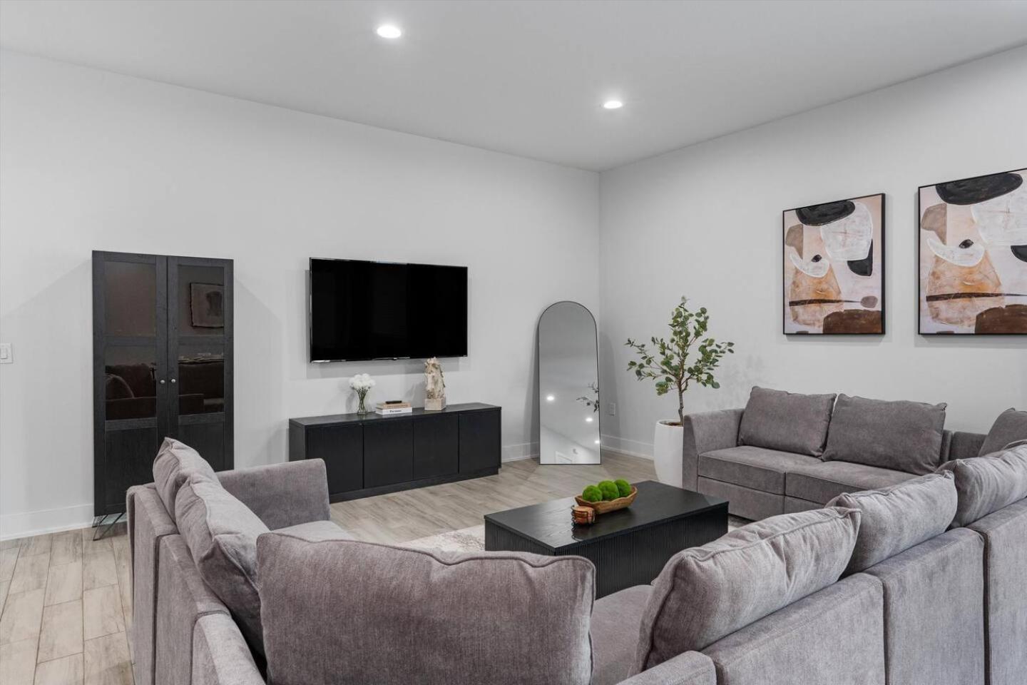Luxurious - Downtown Access - Spacious *