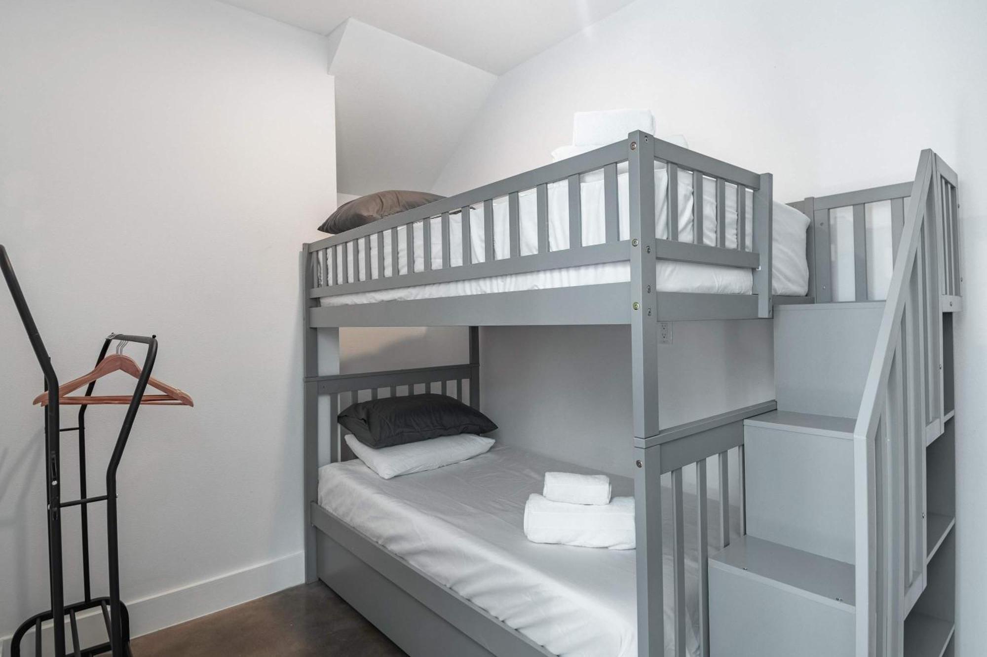 Holiday home Upstay - Entire 2-home Duplex - Sleeps 37 *
