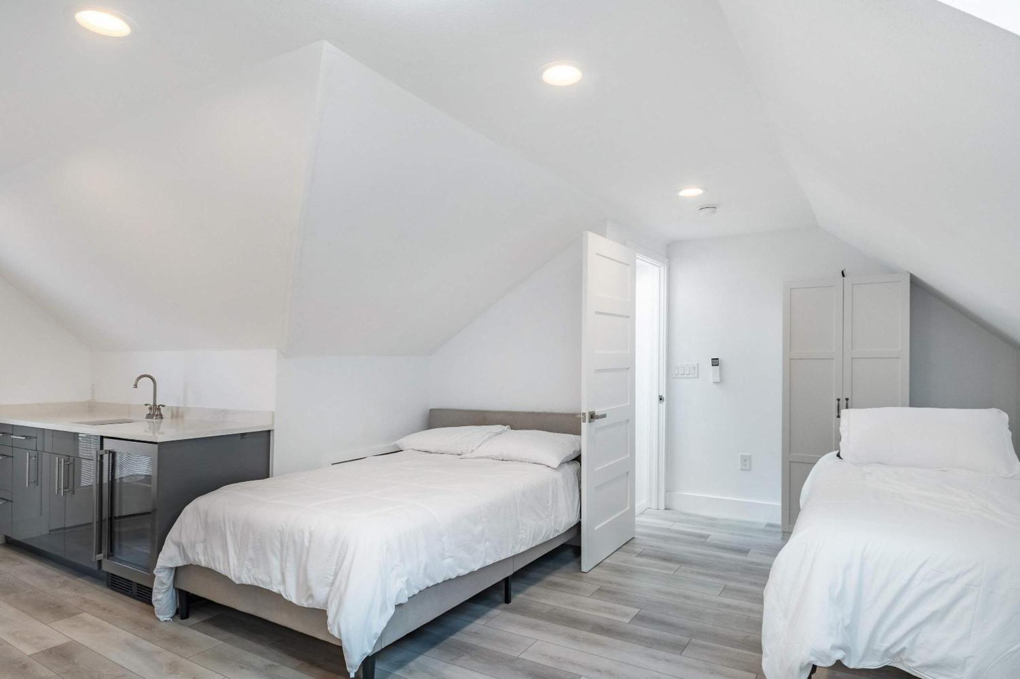 Upstay - Entire 2-home Duplex - Sleeps 37 *