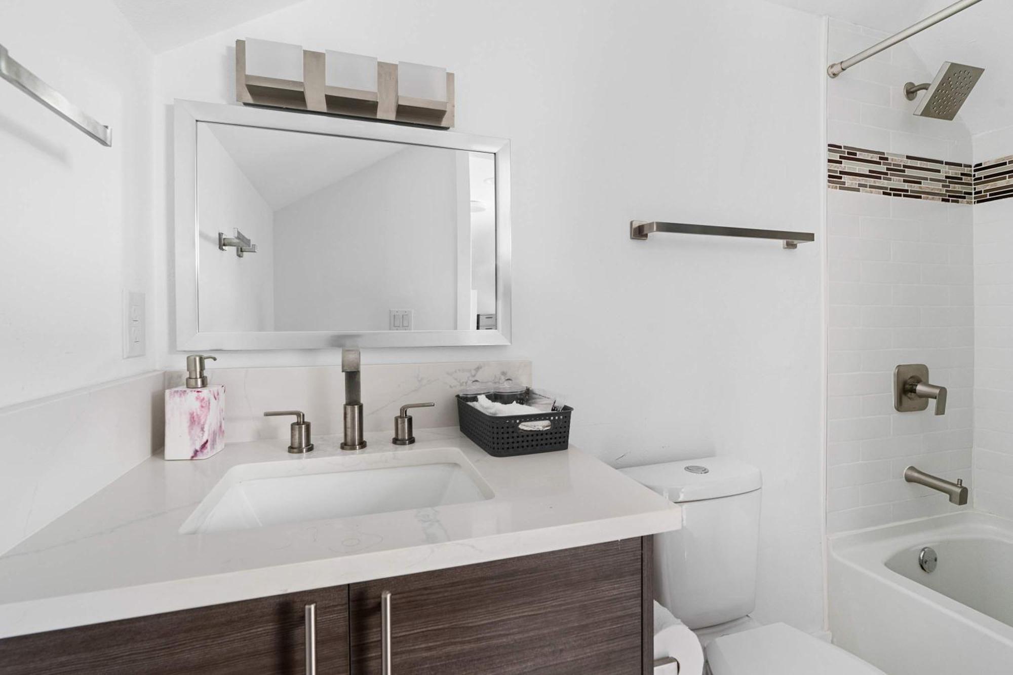 Upstay - Entire 2-home Duplex - Sleeps 37 * Austin