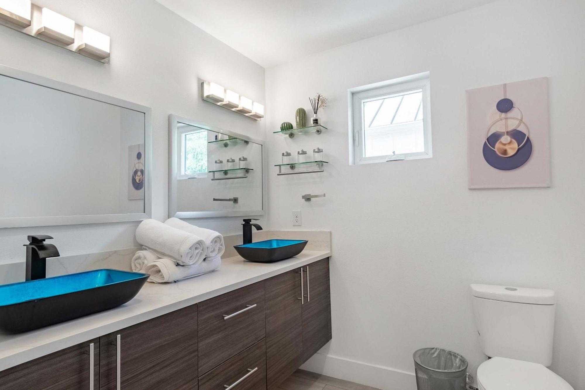 Upstay - Entire 2-home Duplex - Sleeps 37 *