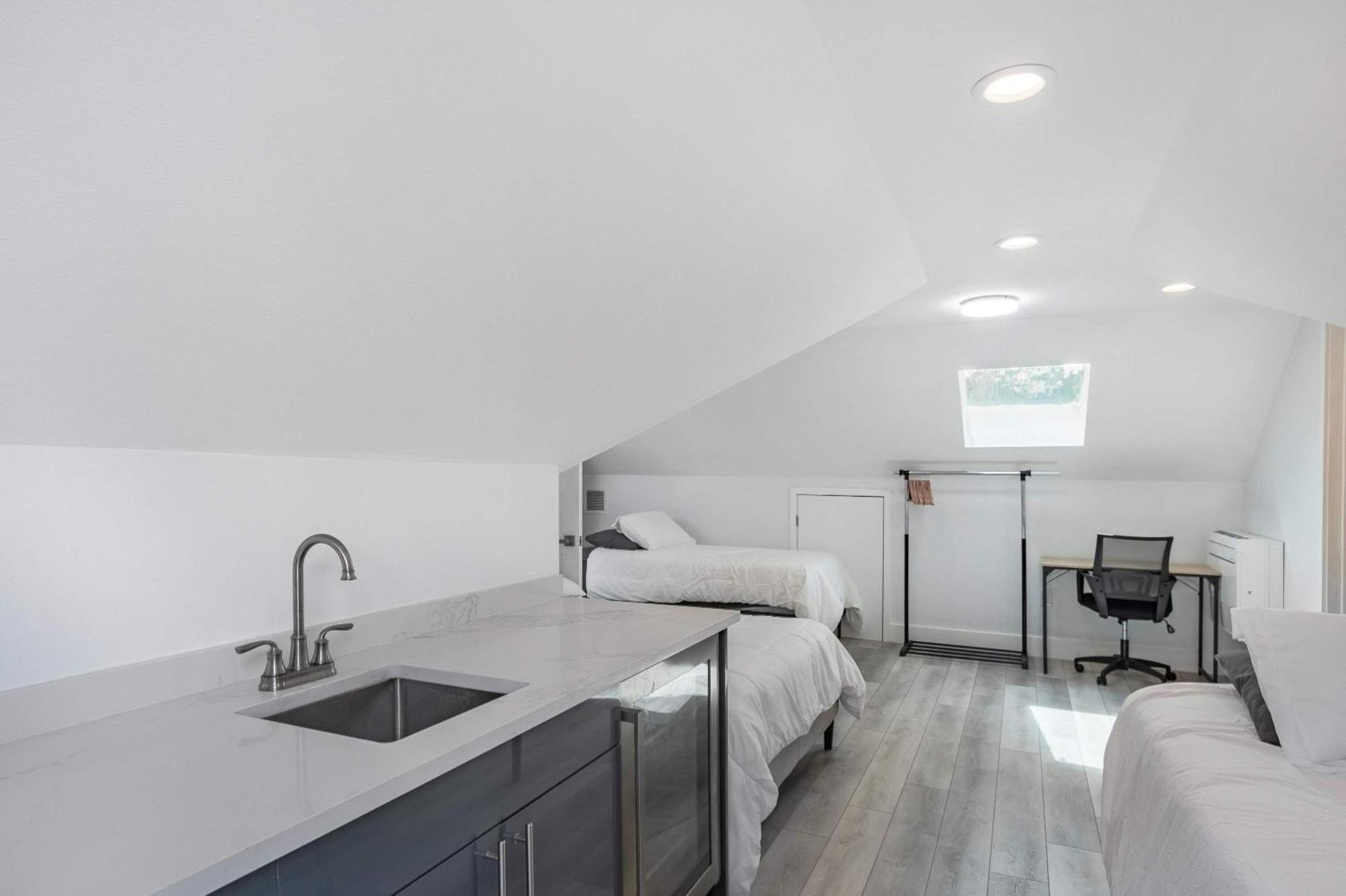 Upstay - Entire 2-home Duplex - Sleeps 37 Holiday home *
