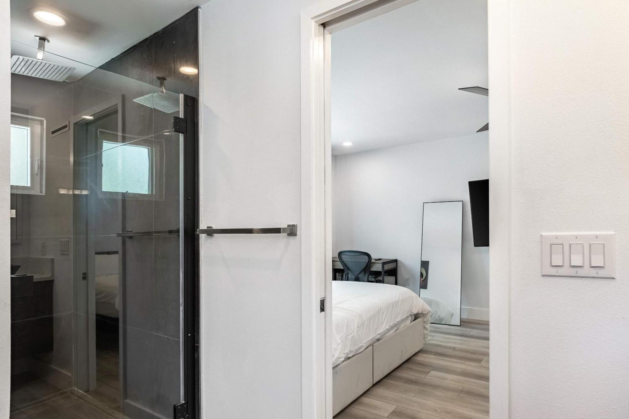 Upstay - Entire 2-home Duplex - Sleeps 37 Austin